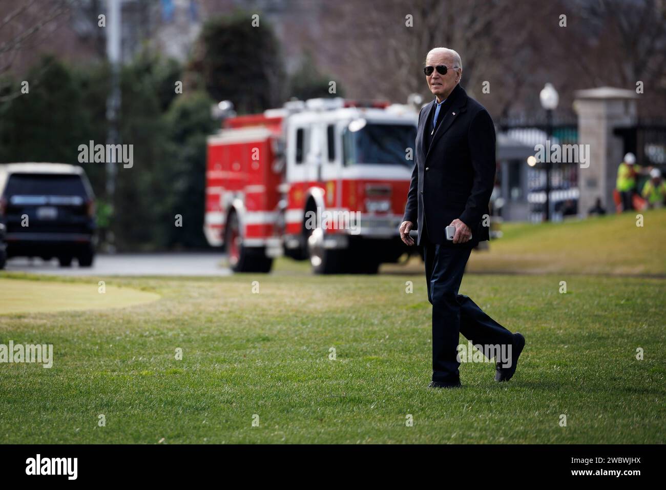 Washington, Usa. Januar 2024. US-Präsident Joe Biden spaziert auf dem Südrasen des Weißen Hauses, bevor er am Freitag, den 12. Januar, in Washington, DC, an Bord der Marine One geht. 2024. Biden steht vor der größten Prüfung seiner Fähigkeit, einen größeren Krieg im Nahen Osten abzuwenden, nachdem die USA Luftangriffe gegen Huthi-Rebellen im Jemen durchgeführt hatten, die darauf abzielen, ihre Angriffskampagne auf den Schiffsverkehr im Roten Meer zu stoppen. Fotograf: Ting Shen/Pool/SIPA USA Credit: SIPA USA/Alamy Live News Stockfoto