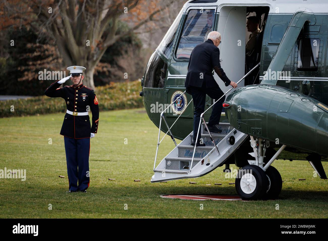 Washington, Usa. Januar 2024. US-Präsident Joe Biden besteigt Marine One am Freitag, den 12. Januar 2024, auf dem South Lawn des Weißen Hauses in Washington, DC. Biden steht vor dem bisher größten Test seiner Fähigkeit, einen größeren Krieg im Nahen Osten abzuwenden, nachdem die USA Luftangriffe gegen Huthi-Rebellen im Jemen unternommen hatten, um ihre Angriffskampagne auf den Schiffsverkehr im Roten Meer zu stoppen. Foto: Ting Shen/UPI Credit: UPI/Alamy Live News Stockfoto