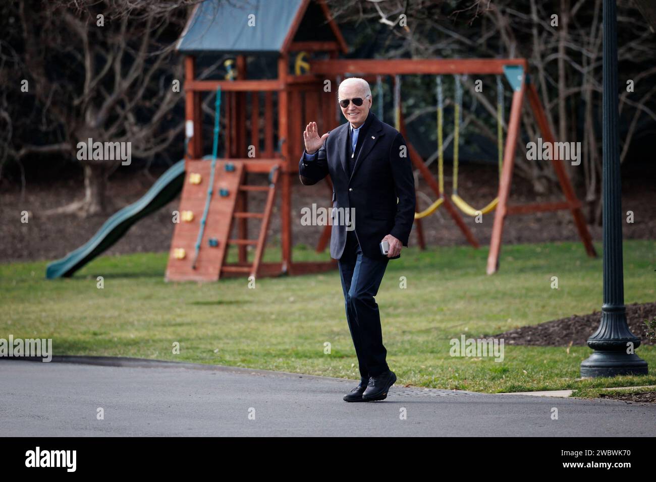 Washington, Usa. Januar 2024. US-Präsident Joe Biden spaziert auf dem Südrasen des Weißen Hauses, bevor er am Freitag, den 12. Januar, in Washington, DC, an Bord der Marine One geht. 2024. Biden steht vor der größten Prüfung seiner Fähigkeit, einen größeren Krieg im Nahen Osten abzuwenden, nachdem die USA Luftangriffe gegen Huthi-Rebellen im Jemen durchgeführt hatten, die darauf abzielen, ihre Angriffskampagne auf den Schiffsverkehr im Roten Meer zu stoppen. Foto: Ting Shen/Pool/ABACAPRESS.COM Credit: Abaca Press/Alamy Live News Stockfoto