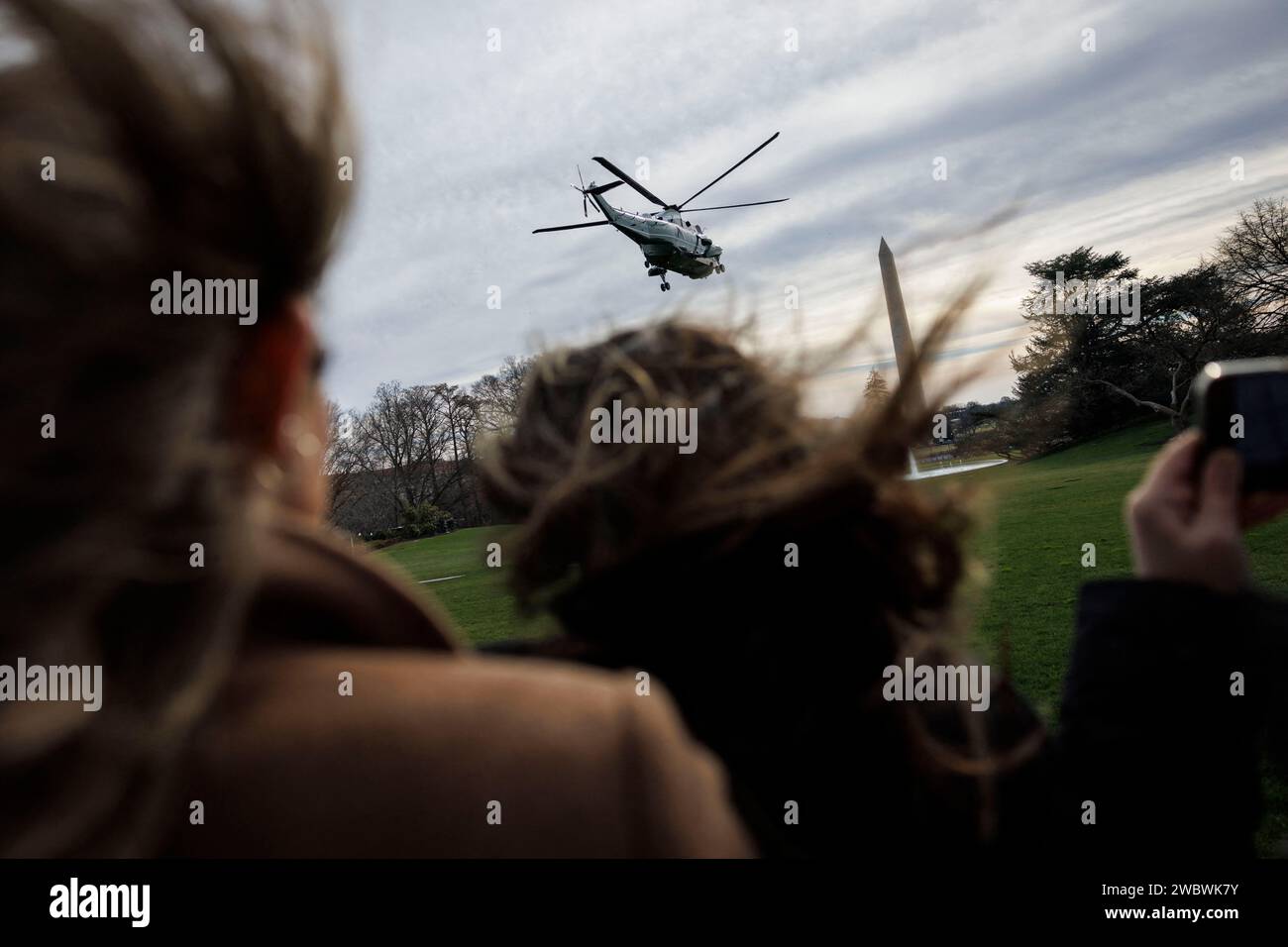 Washington, Usa. Januar 2024. Marine One mit US-Präsident Joe Biden startet am Freitag, den 12. Januar, vom South Lawn des Weißen Hauses in Washington, DC, USA. 2024. Biden steht vor der größten Prüfung seiner Fähigkeit, einen größeren Krieg im Nahen Osten abzuwenden, nachdem die USA Luftangriffe gegen Huthi-Rebellen im Jemen durchgeführt hatten, die darauf abzielen, ihre Angriffskampagne auf den Schiffsverkehr im Roten Meer zu stoppen. Foto: Ting Shen/Pool/ABACAPRESS.COM Credit: Abaca Press/Alamy Live News Stockfoto