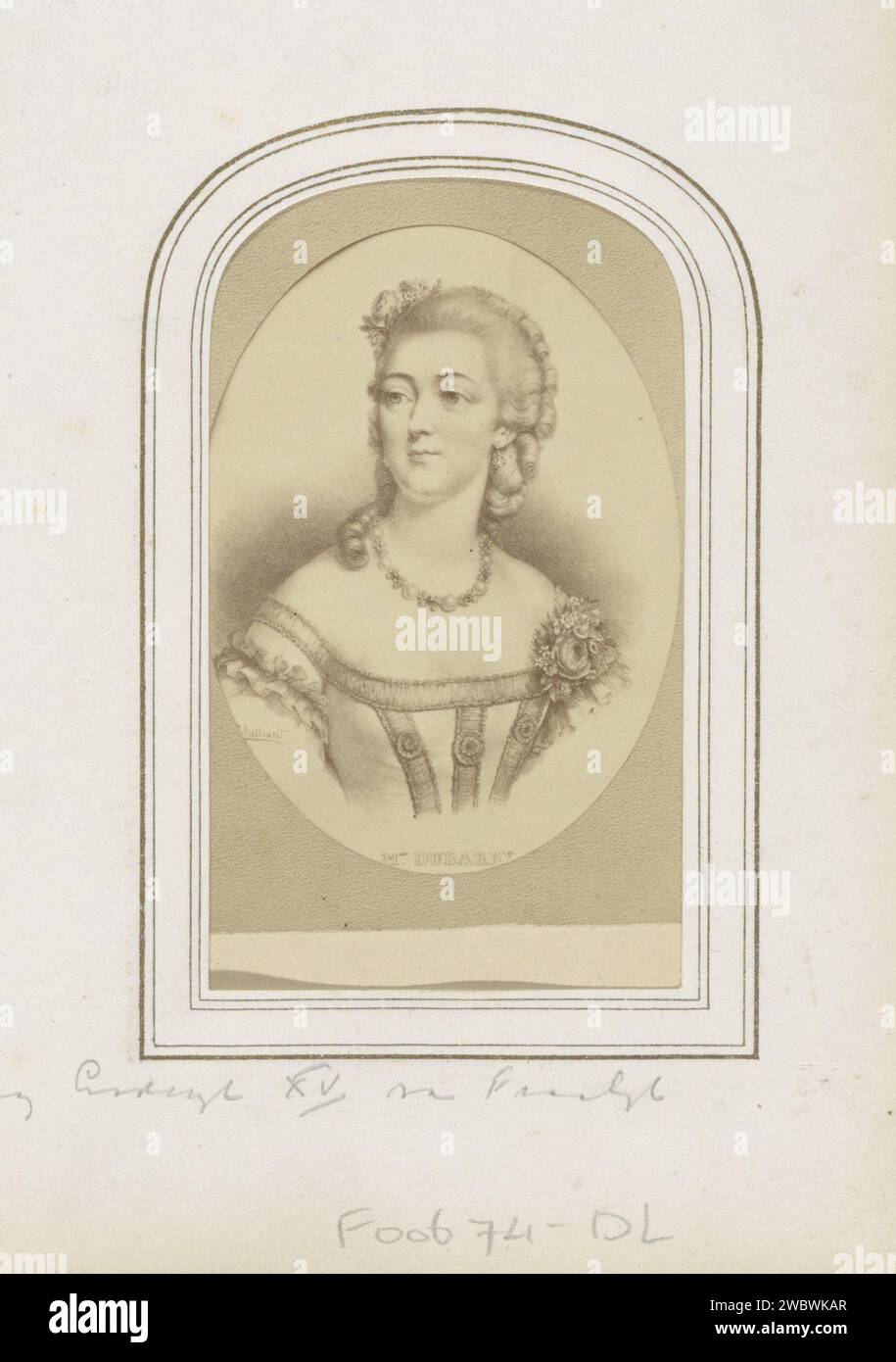 Fotoproduktion eines (vermutlich) gemalten Porträts von Madame du Barry, Geliebte von König Ludwig XV. Von Frankreich, Anonym, 1855 - 1880 Fotografie. Besuchskarte Teil des Fotoalbums mit 123 Cartes-de Visite von Mitgliedern europäischer Königshäuser, Politikern und bekannten Personen. Pappe. Papier. Fotografischer Trägeralbumendruck historischer Personen. Kleid, Kleid. Herrin. Friseurstile - AA -  Frauen. Halskette. Corsage Stockfoto