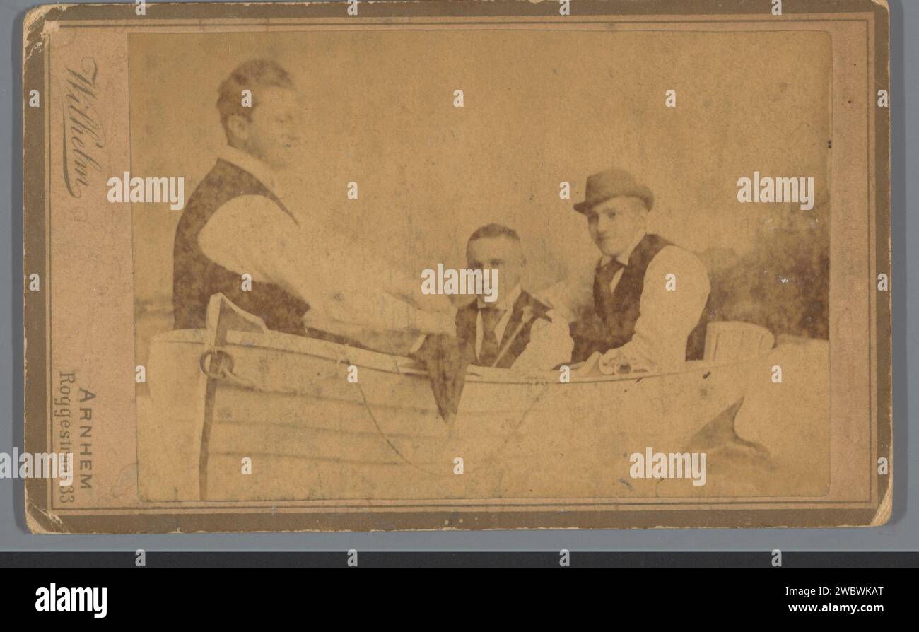 Gruppenporträt von drei unbekannten Männern in einem Boot, Wilhelm Moonen, 1898 - 1910 Foto. Besuchen Sie die Karte Arnheim Papier. Pappe Albumenabdruck Erwachsener Mann. Ruderboot, Kanu usw. Arnheim Stockfoto