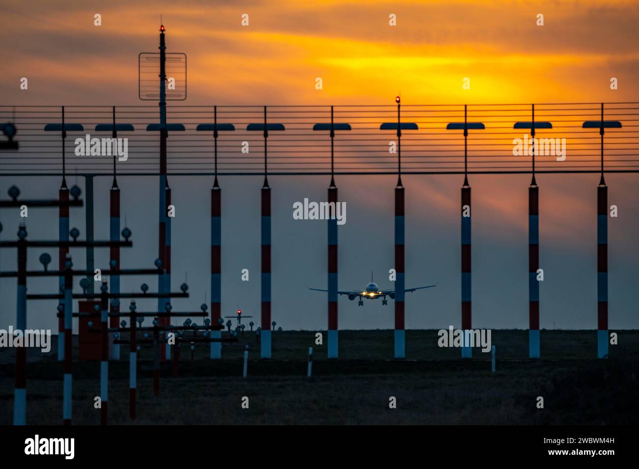 Start- und Landebahnbeleuchtung, Anflughilfen, am Flughafen Düsseldorf, Sonnenuntergang, Flugzeug nähert sich der Start- und Landebahn Süd, 05R/23L, NRW, Deutschland, Stockfoto