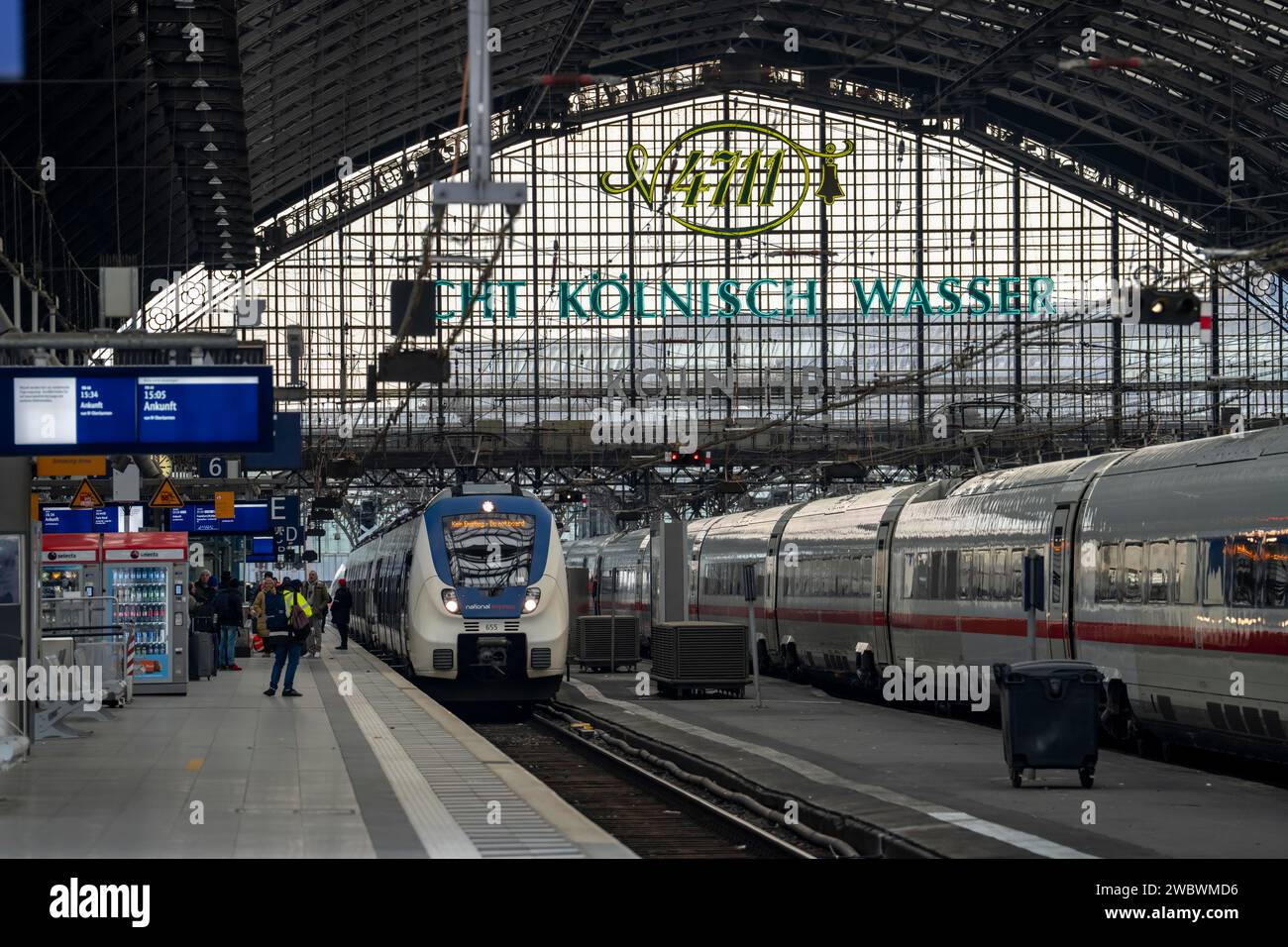 Köln Hauptbahnhof, Züge an den Bahnsteigen, Köln, NRW, Deutschland, Stockfoto