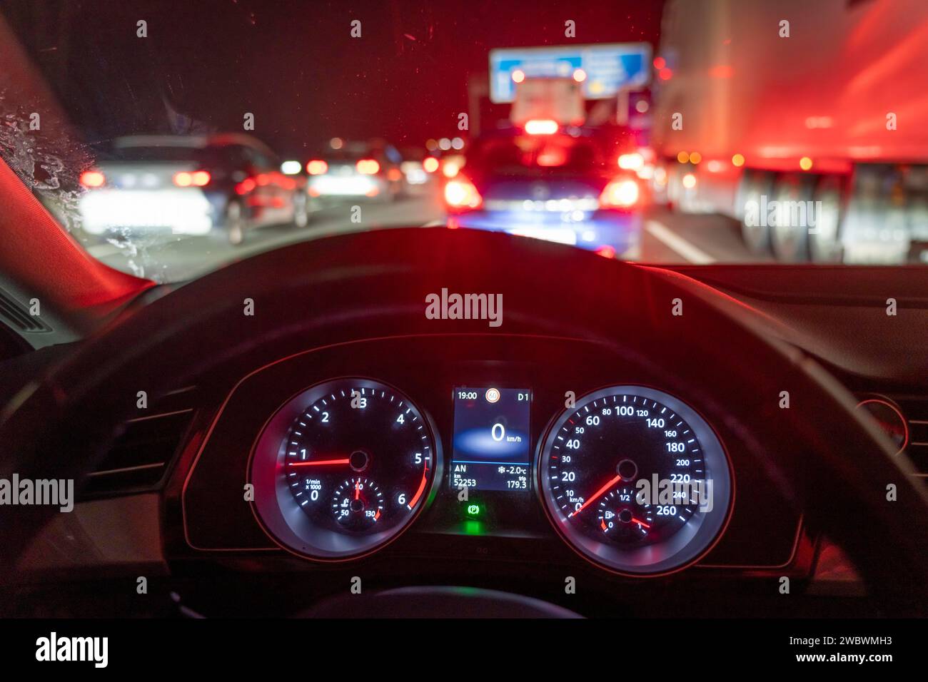 Stau, Autobahn A3, bei Mettmann, Richtung Oberhausen, teilweise vollständiger Stillstand auf 3 Fahrspuren im Abendverkehr, nach Pannenfahrzeug auf o Stockfoto