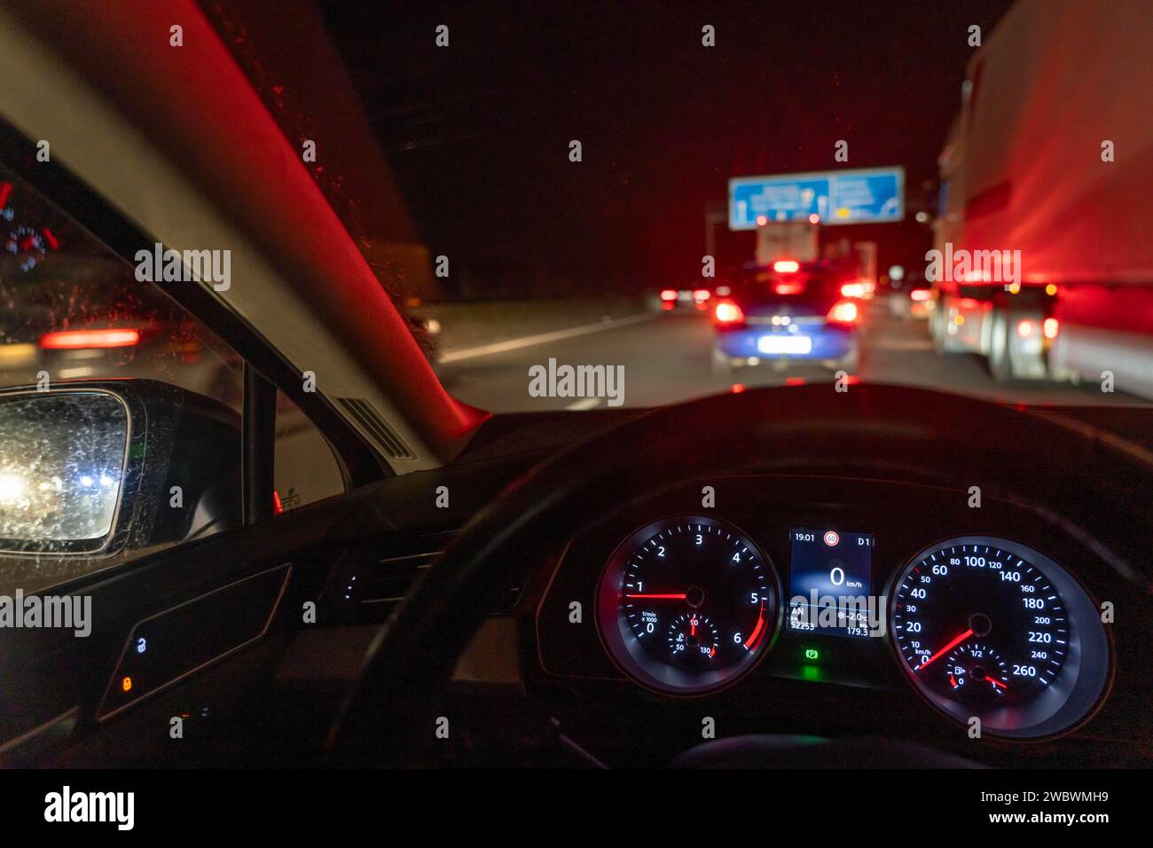 Stau, Autobahn A3, bei Mettmann, Richtung Oberhausen, teilweise vollständiger Stillstand auf 3 Fahrspuren im Abendverkehr, nach Pannenfahrzeug auf o Stockfoto