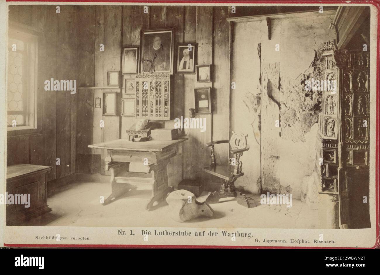 Maarten Luther-Kammer in der Wartburg in Eisenach, Georg Jagemann, um 1870 - um 1890 Fotografie. Kabinettfoto Teil des Albums mit 38 Fotos einer Harzreise. Bügelpapier. Unterstützung für Fotos. Pappalbumendruck Reisen; Tourismus. Cell ~ Kloster Ironach Stockfoto