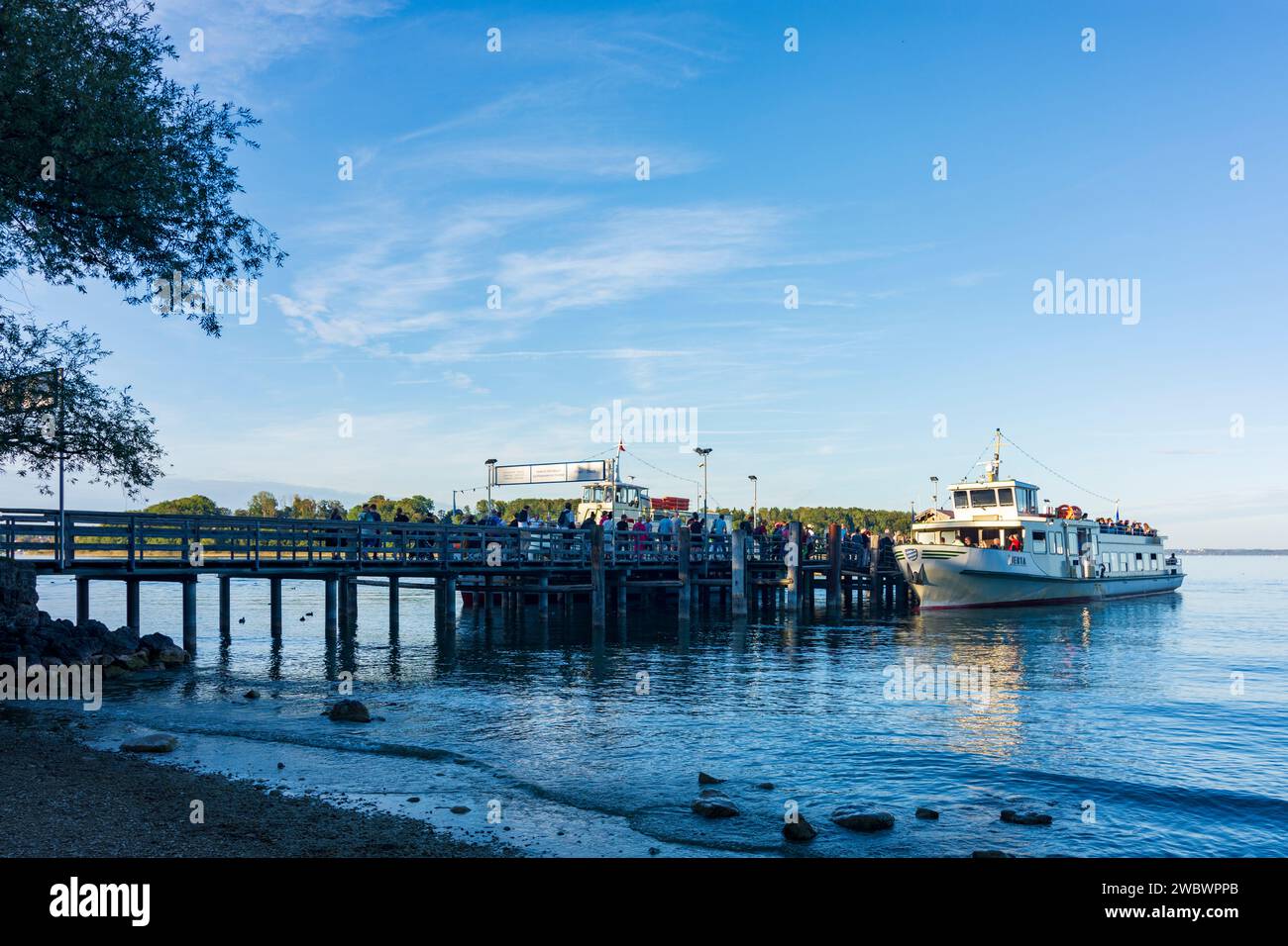 Chiemsee: chiemsee, Steg der Insel Herreninsel, Passagierschiff in Oberbayern, Chiemsee Alpenland, Oberbayern, Bayern, Bayern, Deutschland Stockfoto