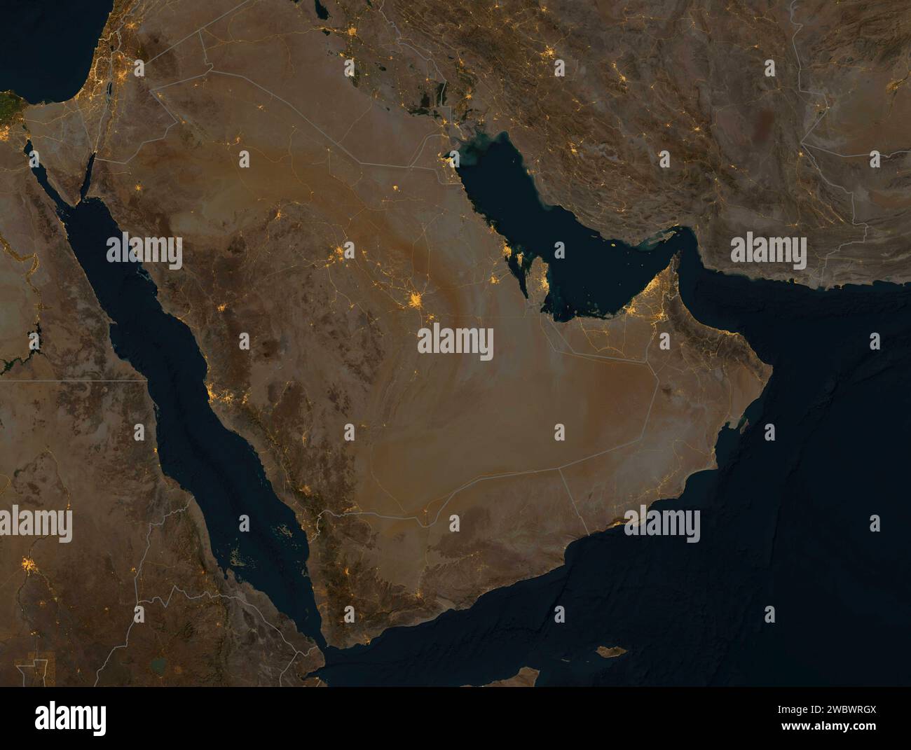 Satellitenblick bei Nacht auf die Arabische Halbinsel. Beleuchtete Städte und Hauptstraßen, nationale Grenzen. Physische Karte mit Reliefs. NASA-Element Stockfoto