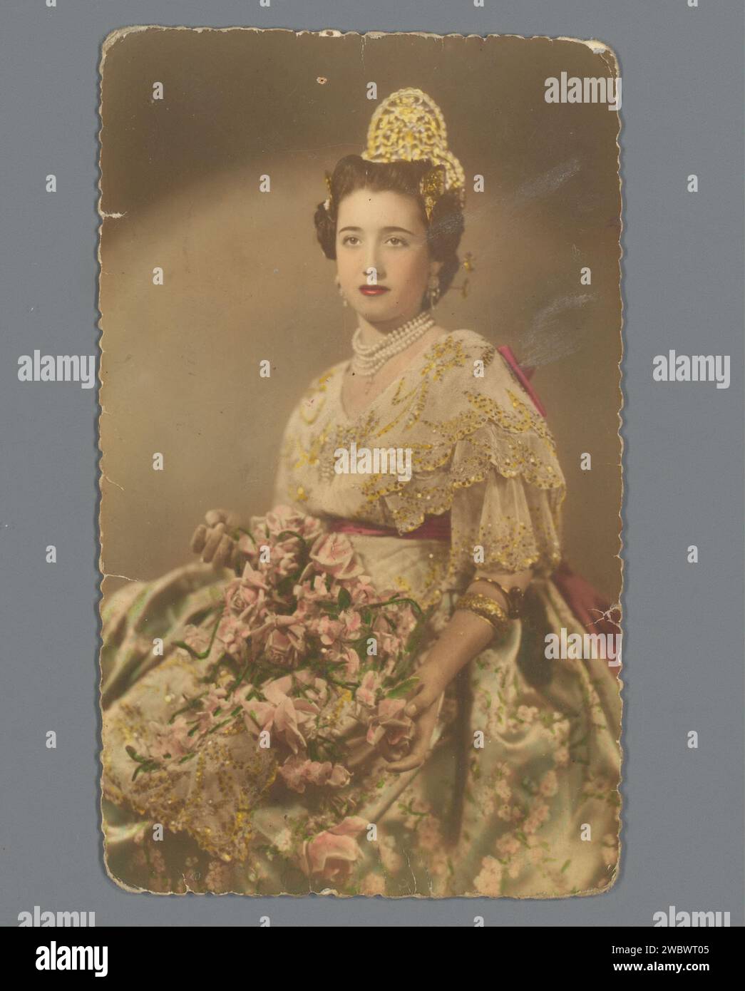Porträt einer unbekannten Frau, 1952 Foto baryta Papier. Pappe Gelatine Silberdruck Erwachsene Frau. Partykleidung, festliche Kleidung. Anonyme historische Person porträtierte Valencia Stockfoto