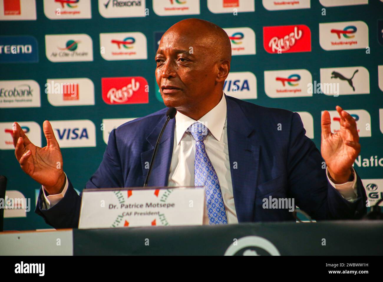 ABIDJAN, COTE D'IVORE - 12. JANUAR; Dr. Prince Motsepe, Präsident des Caf während der Pressekonferenz vor dem TotalEnergies Caf Africa Cup of Nation Stockfoto