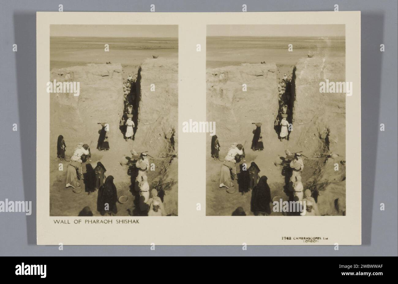 Leute an einer ausgegrabenen Mauer von Pharao Shishak, Richard St. Barbe Baker, 1929 Stereograph Series über die Ausgrabungen der britischen Archäologen Gerald Harding und Flinders Petrie in Tell Fara im damaligen britischen Mandatsgebiet Palästina. Palestinapublisher: Londonpublisher: Birmingham baryta Papier Gelatine Silberdruck Ausgrabung  Archäologie Palästina. Sagen Sie es fara Stockfoto