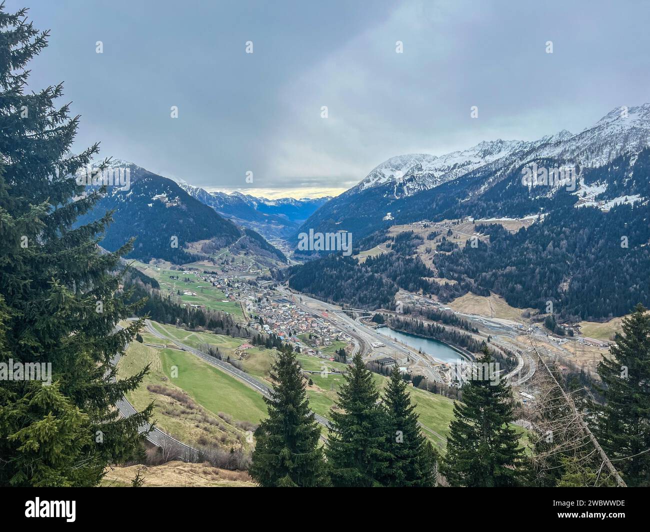 Aus der Vogelperspektive des Dorfes Airolo in den Schweizer Alpen, vom Gotthard Pass, Schweiz Stockfoto