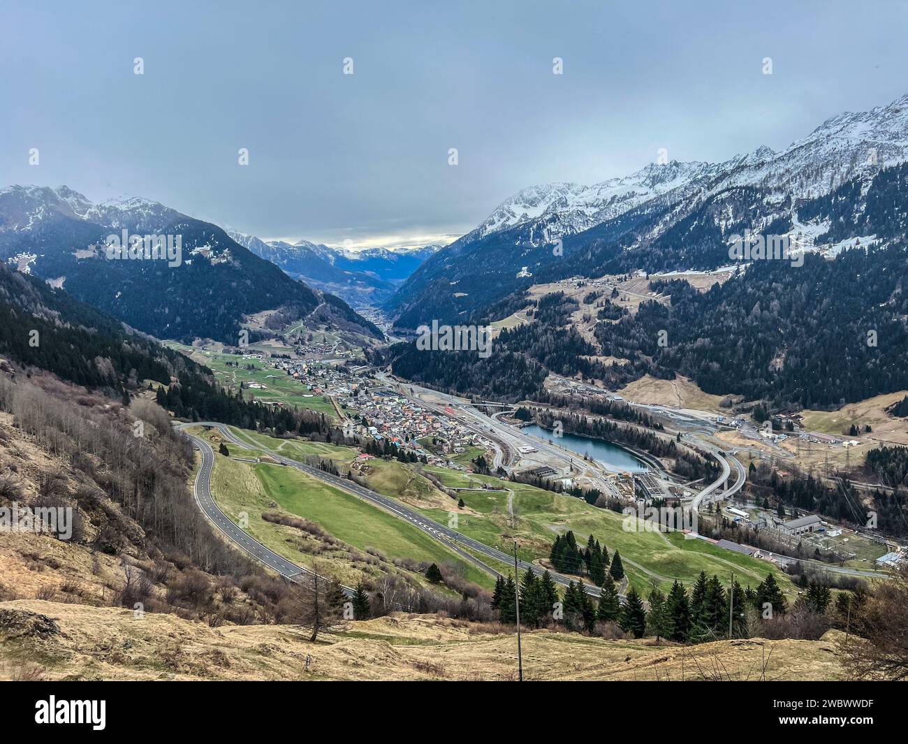 Aus der Vogelperspektive des Dorfes Airolo in den Schweizer Alpen, vom Gotthard Pass, Schweiz Stockfoto