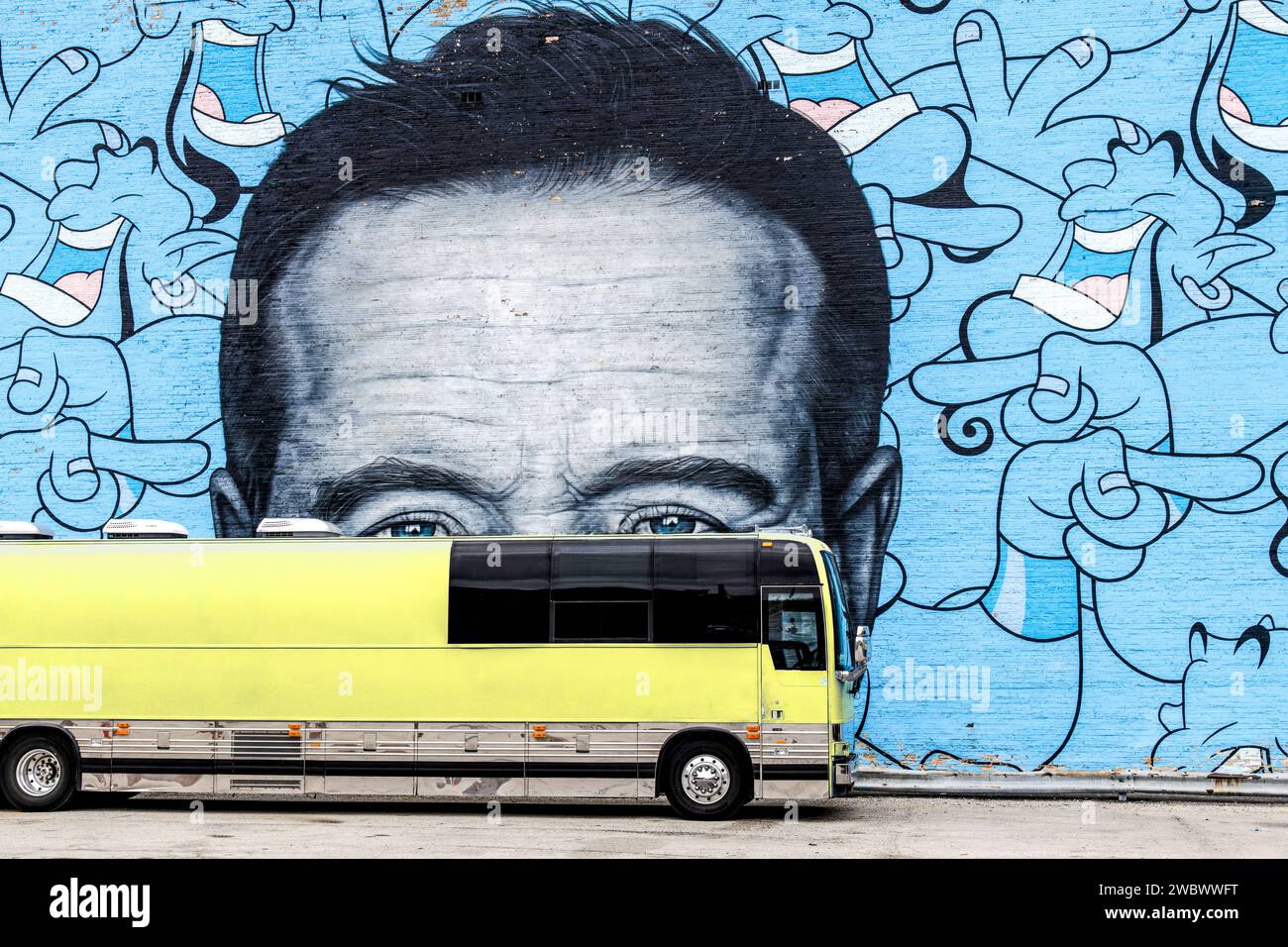 Chicago, IL, USA, 27. September 2023; großes Gesicht als Wandbild des Komikers Robin Williams mit Augen, die gerade über dem geparkten Bus ragen, als ob sie sich verstecken würden Stockfoto