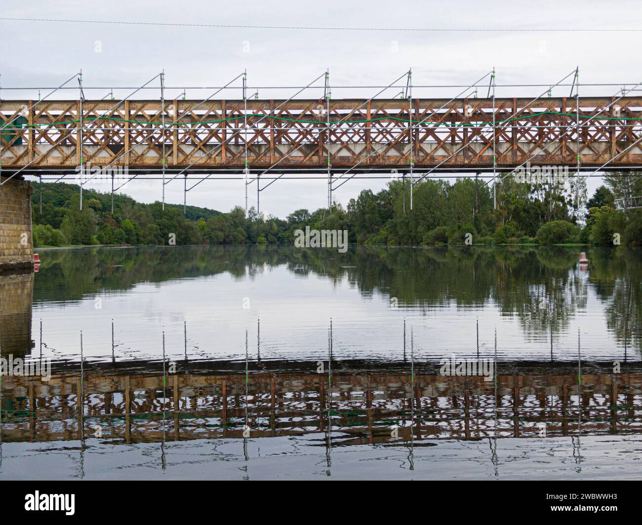 Gerüste, die für Wartungs- oder Restaurierungsarbeiten an einer kleinen Brücke über einen großen Fluss Cher verwendet werden Stockfoto