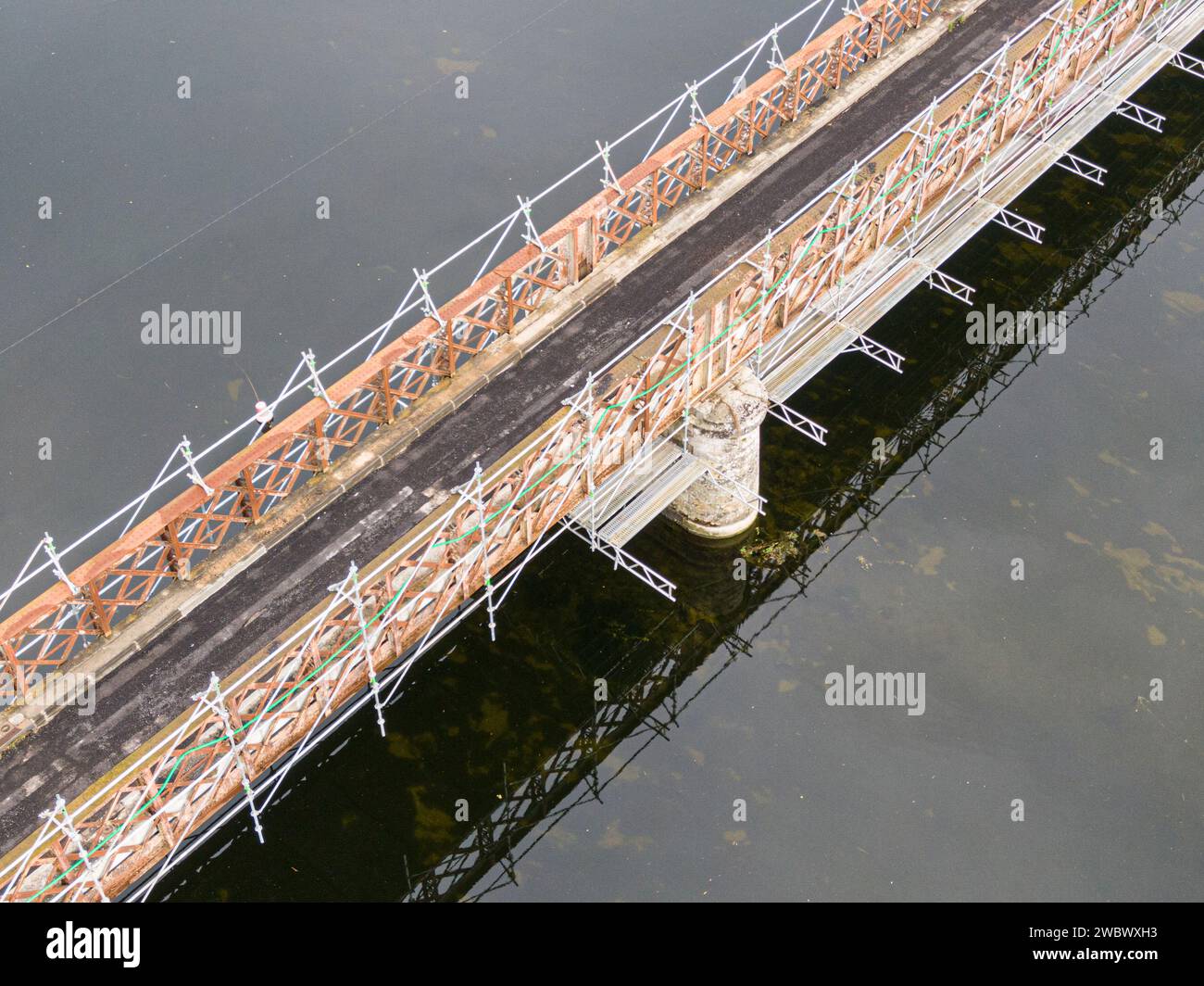 Gerüste, die für Wartungs- oder Restaurierungsarbeiten an einer kleinen Brücke über einen großen Fluss Cher verwendet werden Stockfoto