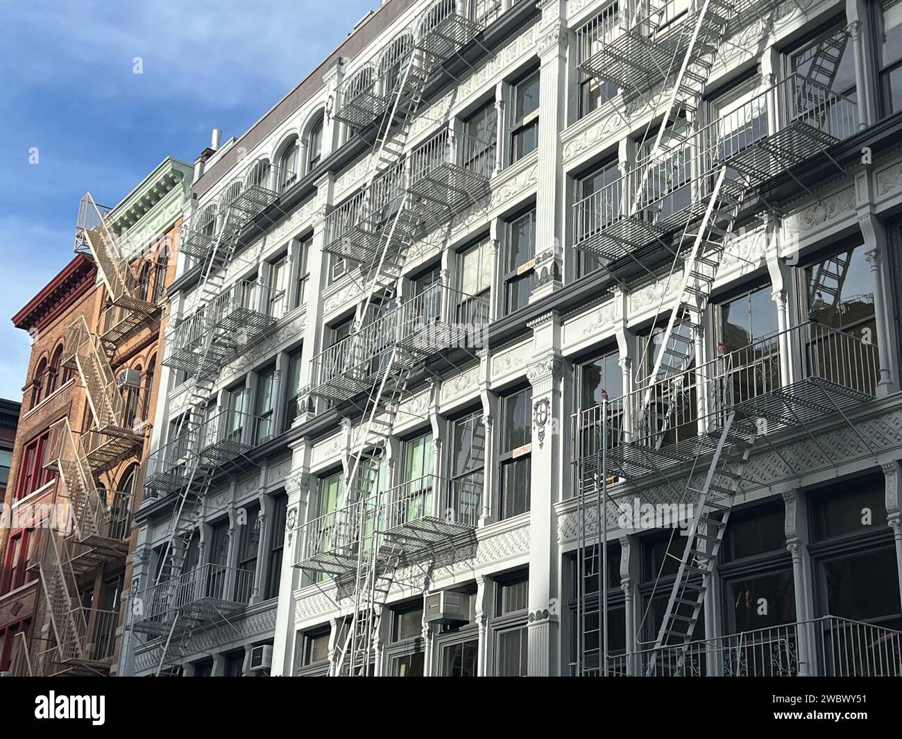Alte farbenfrohe Gebäude mit Feuerleiter in New york manhattan, Upper East Side, Fassadengebäude Stockfoto