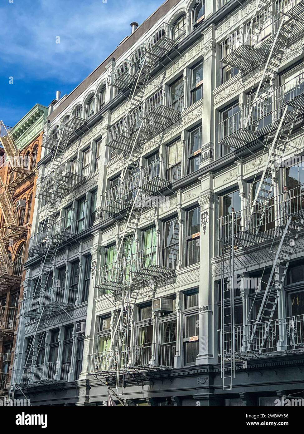 Alte farbenfrohe Gebäude mit Feuerleiter in New york manhattan, Upper East Side, Fassadengebäude Stockfoto