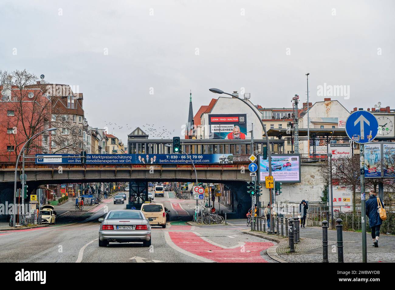 Berlin, Deutschland - 1. Januar 2024: Stadtbild mit einer Hauptstraße in Berlin-Neukoelln am Neujahrstag. Stockfoto