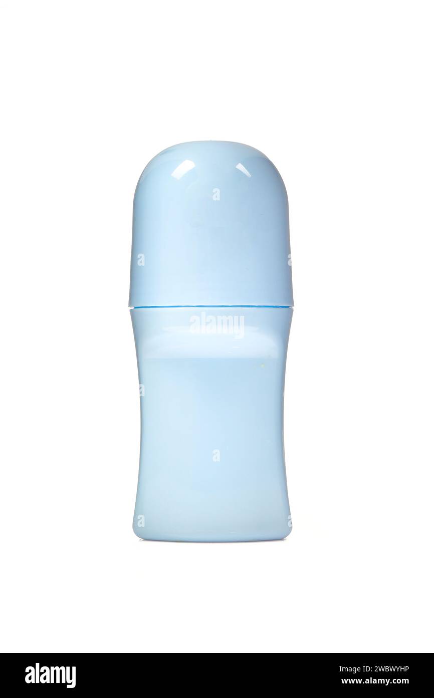 Himmelblaue Roll-on-Deodorant-Flaschenverpackung isoliert auf weißem Hintergrund Stockfoto