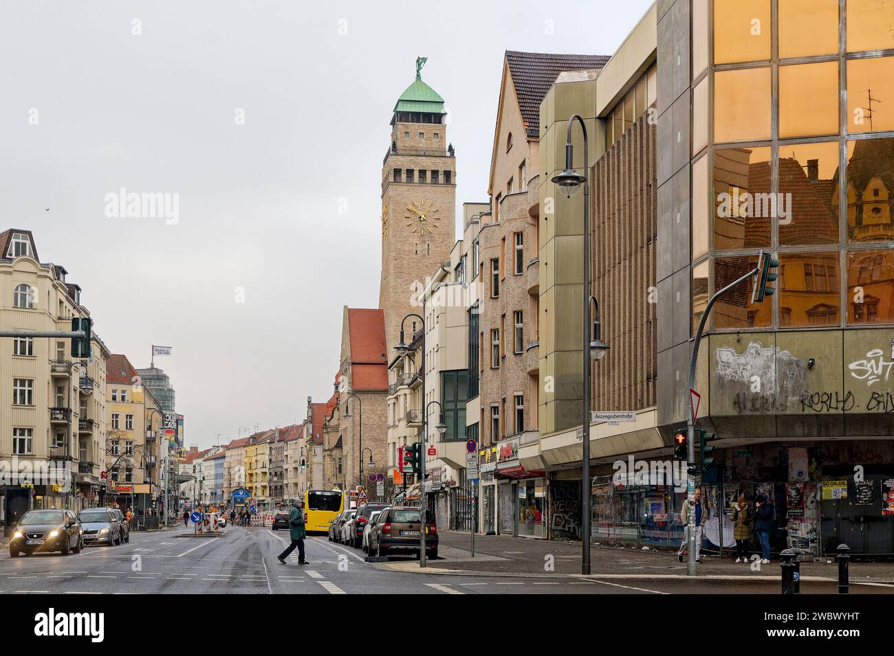 Berlin, Deutschland - 1. Januar 2024: Stadtbild mit einer Hauptstraße in Berlin-Neukoelln am Neujahrstag. Stockfoto