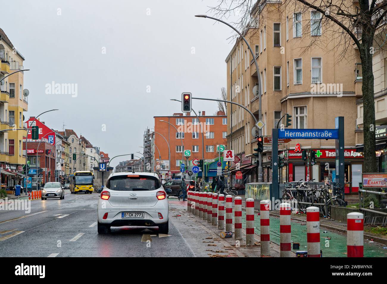 Berlin, Deutschland - 1. Januar 2024: Stadtbild mit einer Hauptstraße in Berlin-Neukoelln am Neujahrstag. Stockfoto