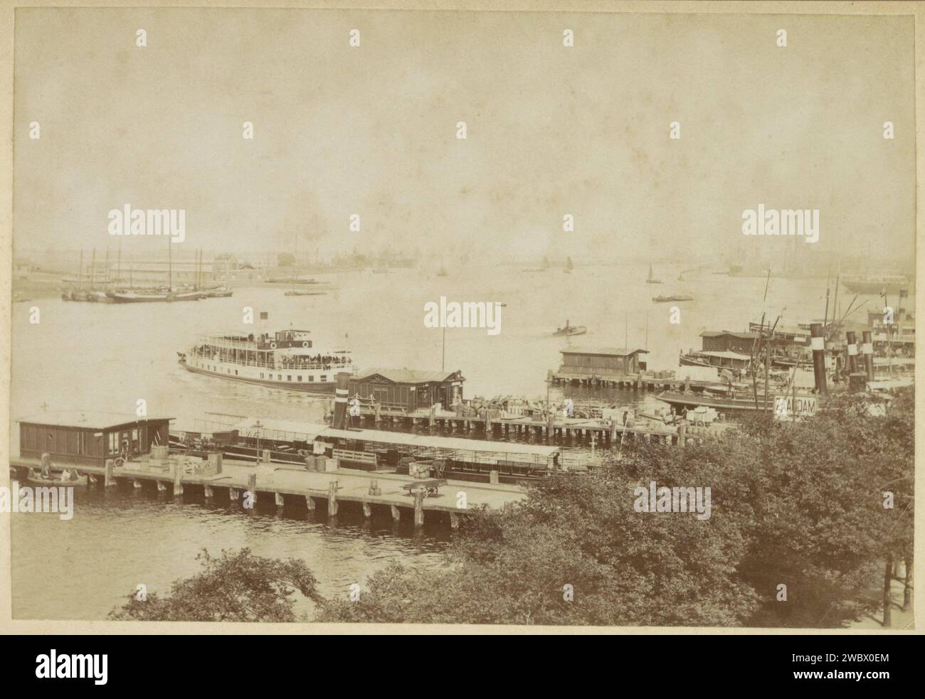 Ansicht der Anlegestellen auf der de Ruijterkade, ca. 1860 - in oder vor 1907 Foto. Kabinettfoto Teil des Leporelloalbums mit 24 Fotos von Amsterdam. Amsterdamer Karton. Fotografische Unterstützung Albumenkai (+ Stadt(-Landschaft) mit Figuren, Personal). Fähre zur Ruijterkade Stockfoto