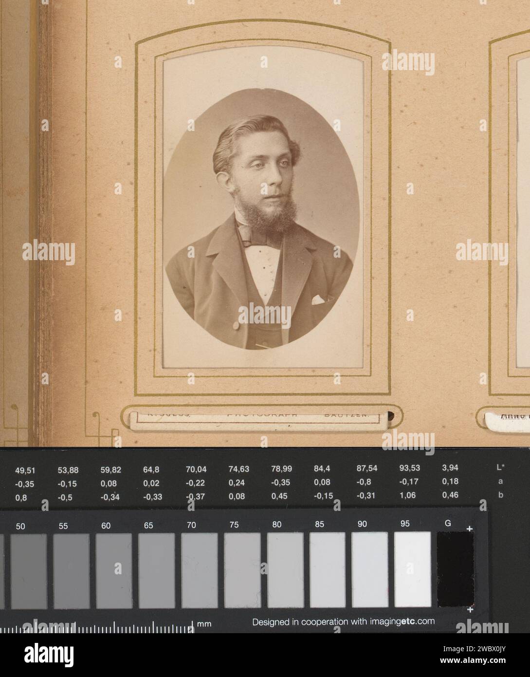 Porträt eines Mannes mit Bart, R. Suess, 1860 - 1900 Fotografie. Visitenkarte dieses Foto ist Teil eines Albums. Bautzener Karton. Fotografischer Trägeralbumendruck historischer Personen. Bart Stockfoto