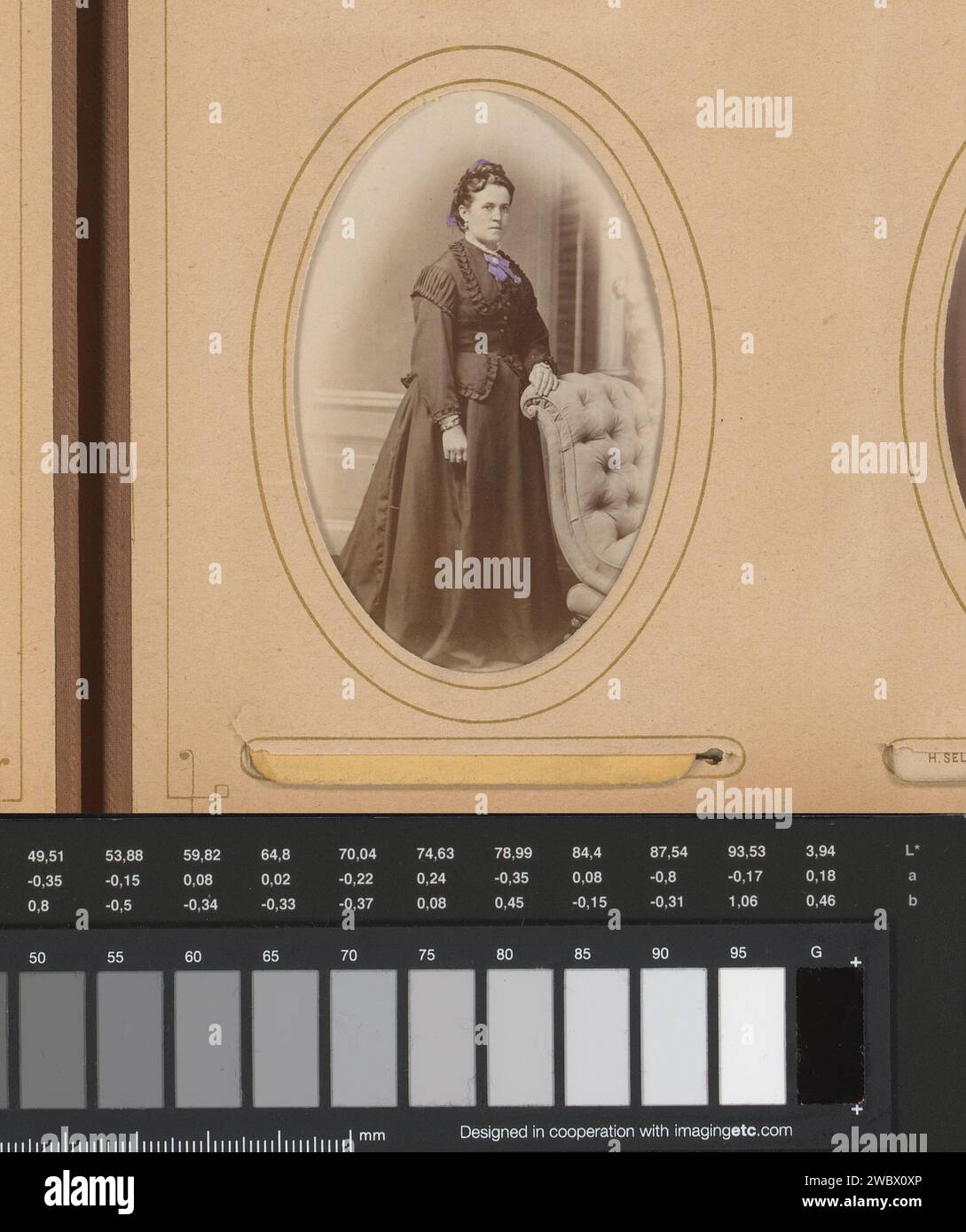 Porträt einer Frau, die an einem Stuhl steht, Adolph Meister, 1860 - 1900 Fotografie. Visitenkarte dieses Foto ist Teil eines Albums. Bautzener Karton. Fotografischer Trägeralbumendruck historische Personen - BB - Frau. Stehende Figur - AA - weibliche menschliche Figur. Stuhl Stockfoto