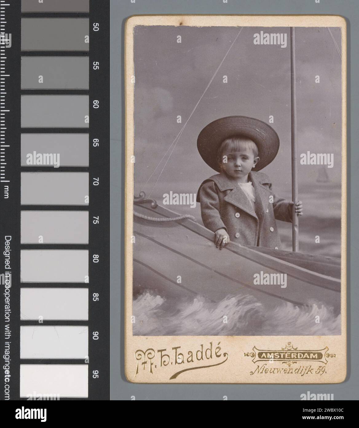 Porträt eines unbekannten Jungen in einem Boot, Machiel Hendricus Laddé, 1892 - 1906 Fotografie. Besuchskarte Amsterdam Foto Support. Historische Personen aus Pappe. Junge (Kind zwischen Kleinkind und Jugend). Ruderboot, Kanu usw. Stockfoto