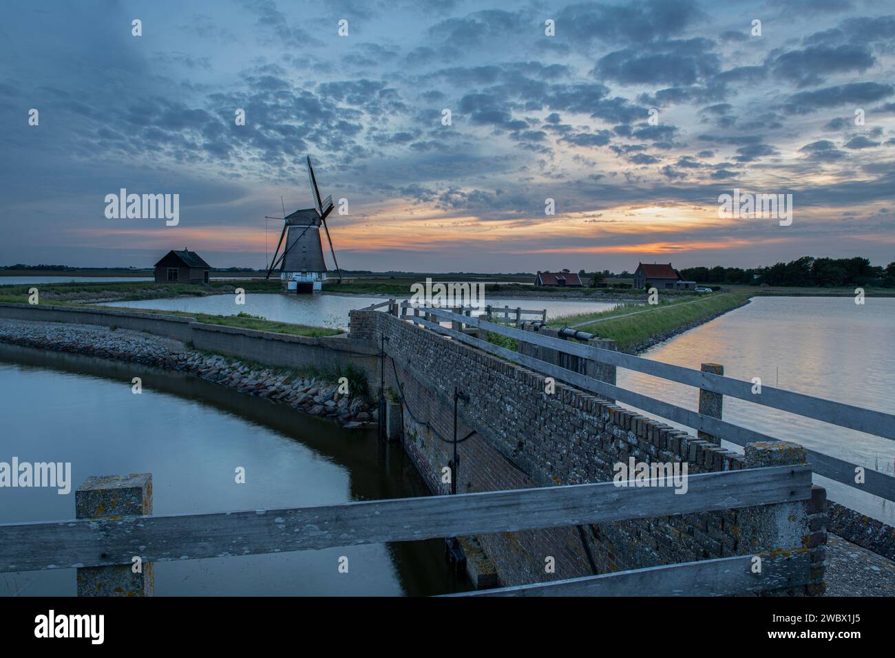 Windmühle „het Noord“ auf Texel, einer wattenmeerinsel, die zu den Nehterlands gehört, Europa, ein touristisches Wahrzeichen in ihrer Landschaft während der blauen Stunde Stockfoto