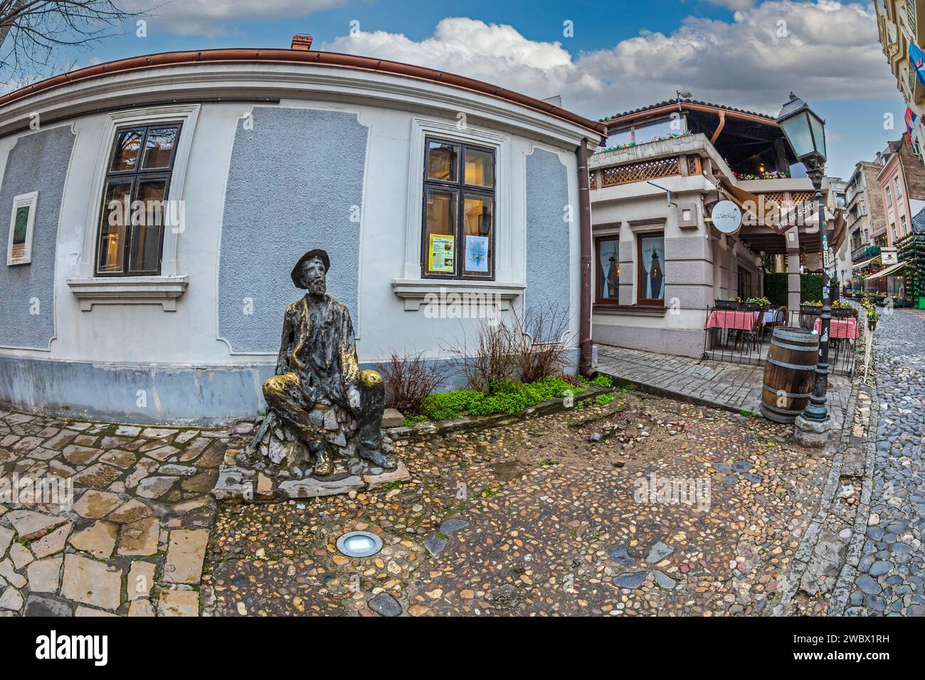 BELGRAD, SERBIEN - 4. MÄRZ 2020: Bronzestatue des berühmten serbischen Dichters, Malers und Schriftstellers Djura Jaksic in der alten Straße Skadarlija. Stockfoto