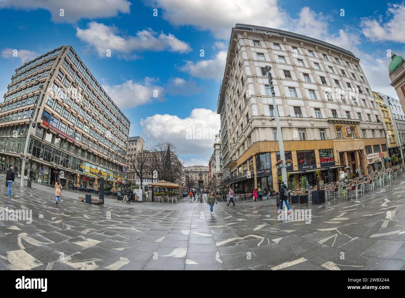 BELGRAD, SERBIEN - 4. MÄRZ 2020: Gebäude und Menschen auf dem Platz der Republik in der Hauptstadt Serbiens. Stockfoto