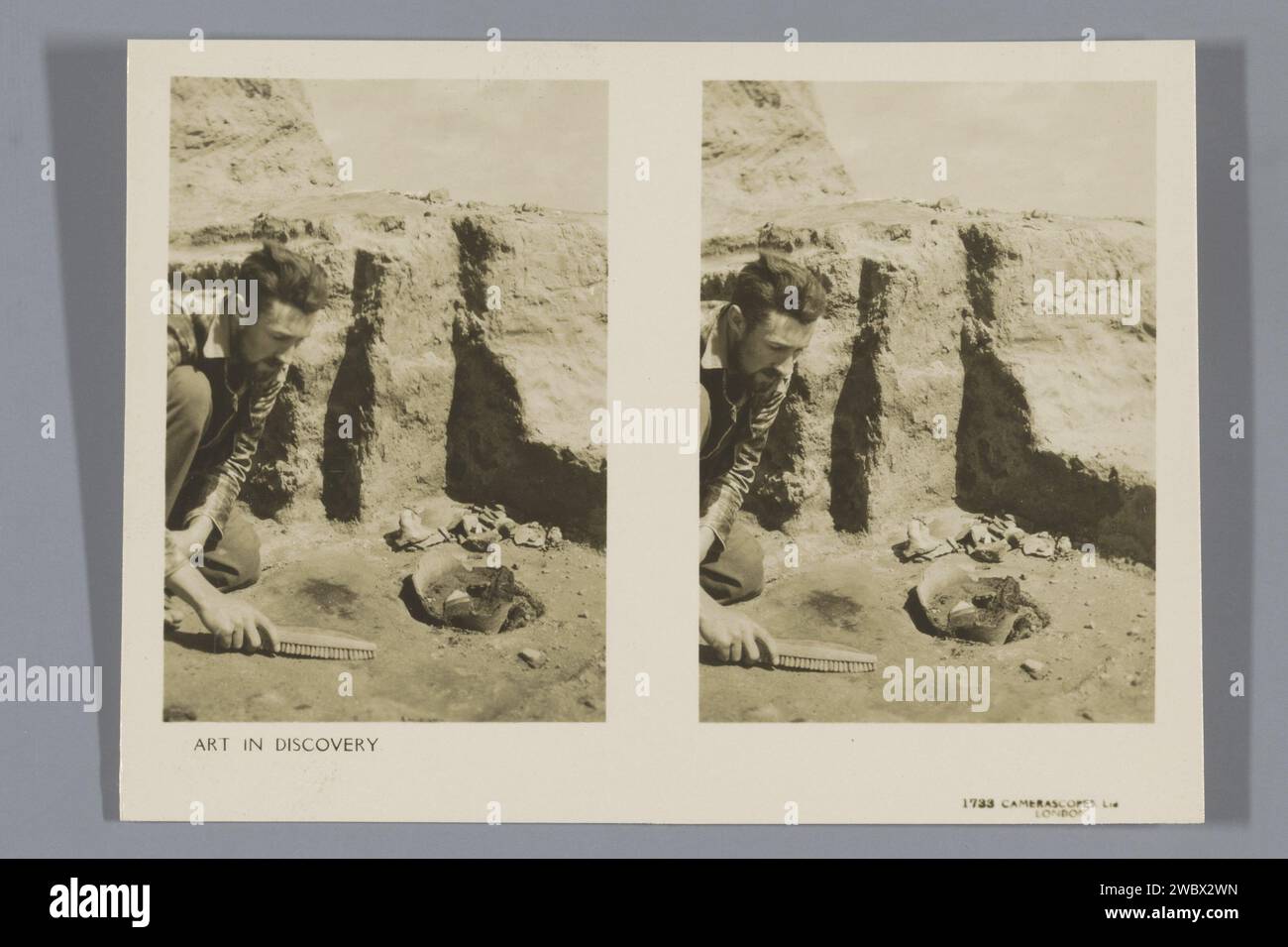 Der Archäologe Gerald Lankester Harding arbeitet in Tell Fara, Richard St. Barbe Baker, 1929 Stereograph Series über die Ausgrabungen der britischen Archäologen Gerald Harding und Flinders Petrie in Tell Fara im damaligen britischen Mandatsgebiet Palästina. Palestinapublisher: Londonpublisher: Birmingham baryta Papier Gelatine Silberdruck Ausgrabung  Archäologie Palästina. Sagen Sie es fara Stockfoto