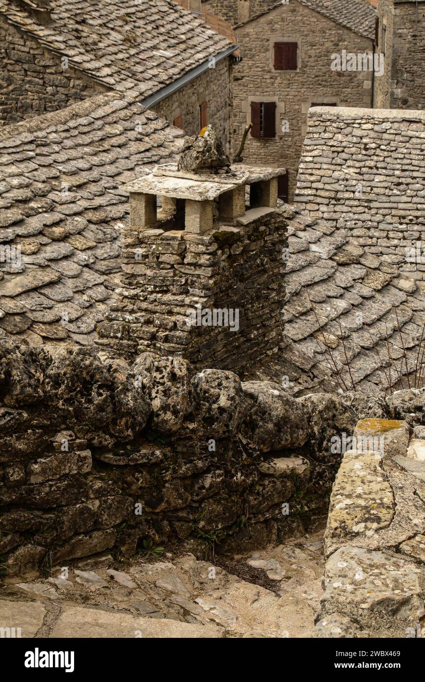Steindächer und Schornsteine in La Couvertoirade, einer befestigten mittelalterlichen Stadt an der Causse du Larzac, Département Aveyron, Region Occitanie, Frankreich Stockfoto