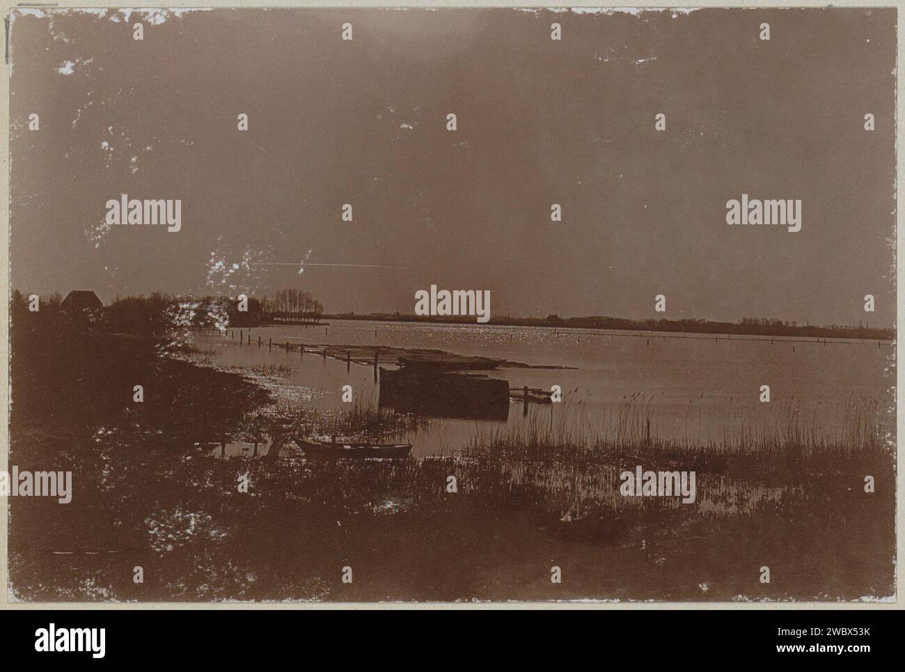 Wasser bei Nacht mit einem Boot an Land, anonym, ca. 1900 - ca. 1910 Foto Teil des Familienalbums mit Fotos von Wijnhandel Kraaij & Co. Bordeaux-Amsterdam. Fotografische Begleitlandschaften mit Gewässern, Wasserlandschaften, Meereslandschaften (in der gemäßigten Zone). Ruderboot, Kanu usw. Abends Stockfoto