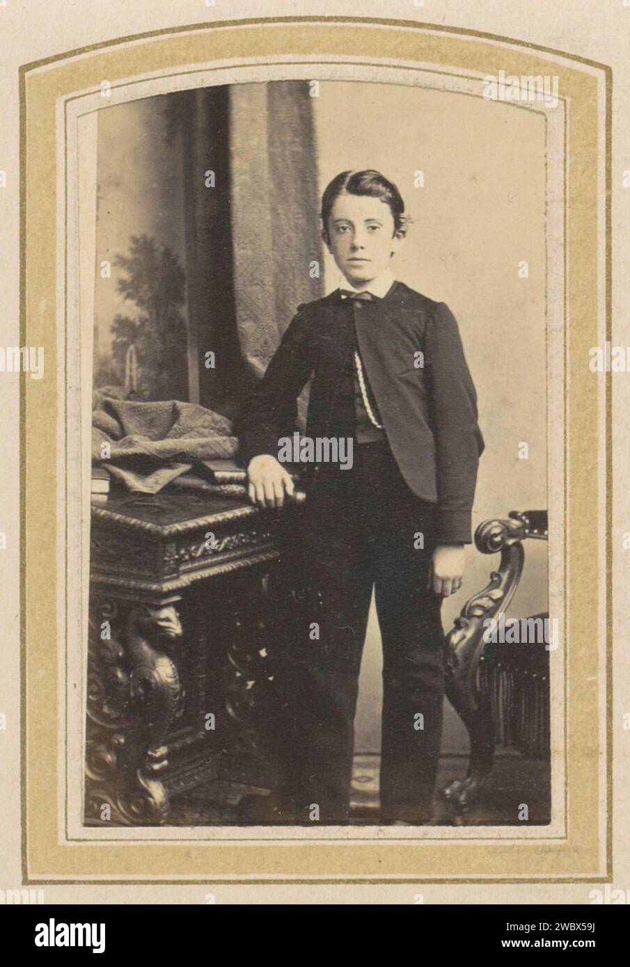 Porträt eines jungen Mannes an einem Tisch mit Büchern, A. Böeseken, 1865 - 1869 Fotografie. Besuchskarte Teil des Fotoalbums einer niederländischen Familie mit 168 Cartes de-Visiting- und Kabinettfotos. Rotterdam-Karton. Papier. Fotografischer Trägeralbumendruck historischer Personen. studiobedarf  Fotograf. Kleidung für den oberen Teil des Körpers. Kleidung für den unteren Teil des Körpers. Friseur Rotterdam Stockfoto