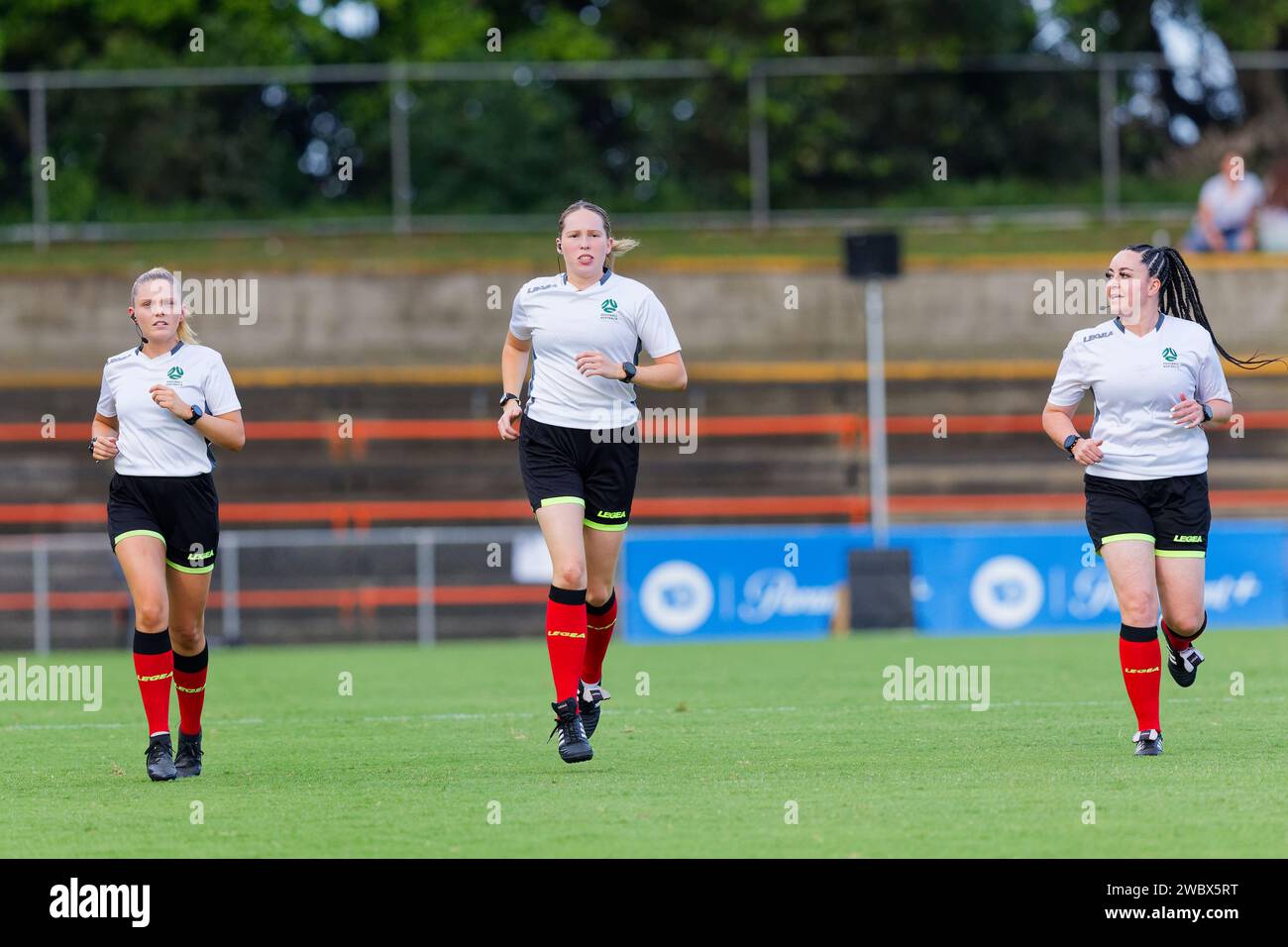 Sydney, Australien. Januar 2024. Die Schiedsrichter bereiten sich vor dem RD12-Spiel der A-League Women zwischen Wellington Phoenix und den Central Coast Mariners am 12. Januar 2024 in Sydney, Australien vor. Credit: IOIO IMAGES/Alamy Live News Stockfoto