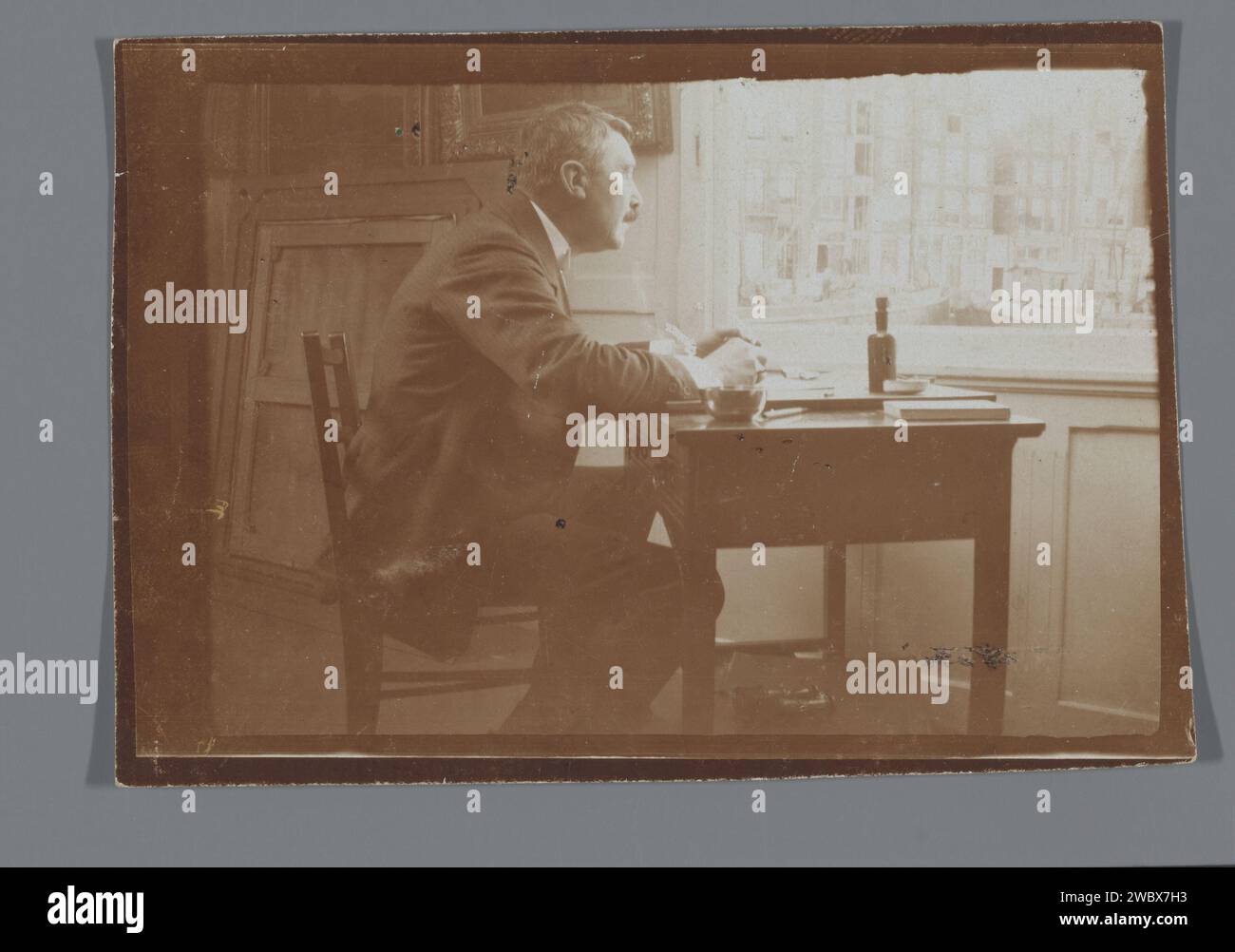 Willem Witsen an einem Schreibtisch in seinem Boot, George Hendrik Breitner, ca. 1911 Fotografie Amsterdam fotografisches Trägerporträt, Selbstporträt des Künstlers. Bootshaus, Schuppen. Sitzfigur (+ Seitenansicht, Profil). Schreibtisch Amsterdam Stockfoto