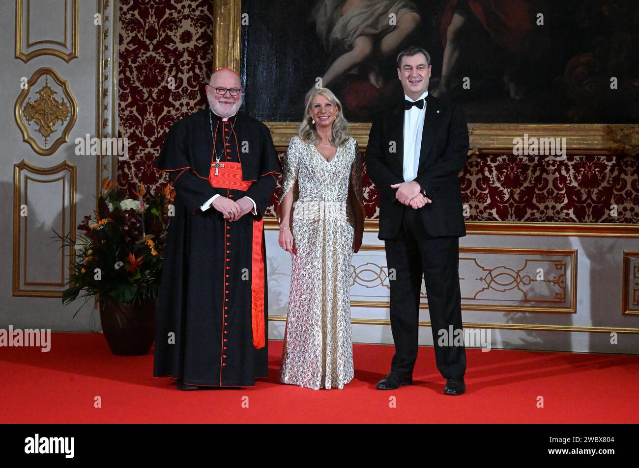 München, Deutschland. Januar 2024. Premierminister Markus Söder (CSU) (r) und seine Frau Karin Baumüller-Söder beim Neujahrsempfang in der Münchner Residenz zusammen mit Kardinal Reinhard Marx (l). Quelle: Felix Hörhager/dpa/Alamy Live News Stockfoto