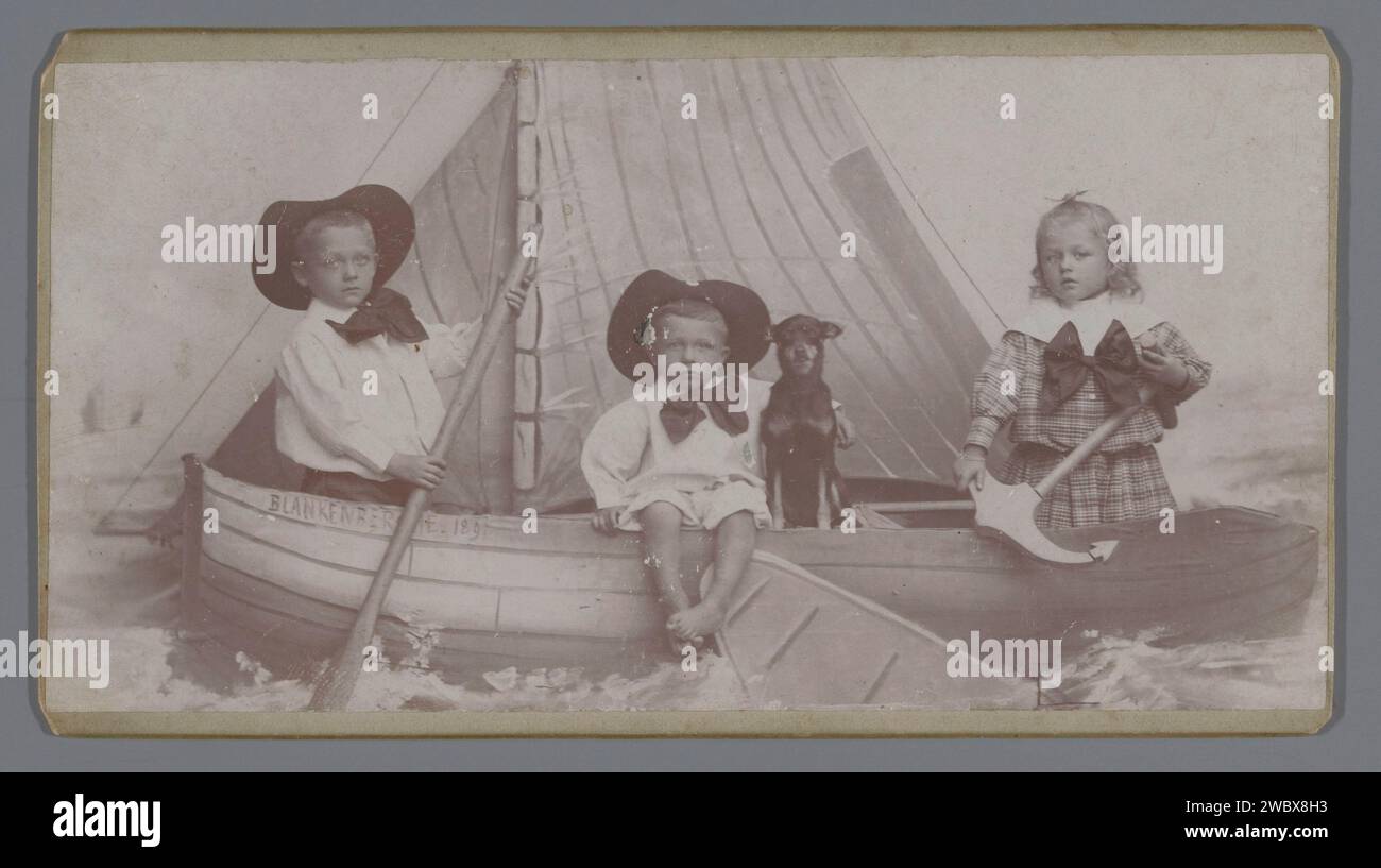 Studio Porträt von drei Kindern und einem Hund in einem Boot, Anonym, 1898 Fotografie Blankenberge fotografische Unterstützung. Pappkind. Schiffe (im Allgemeinen). Hund. studio  Fotograf Stockfoto