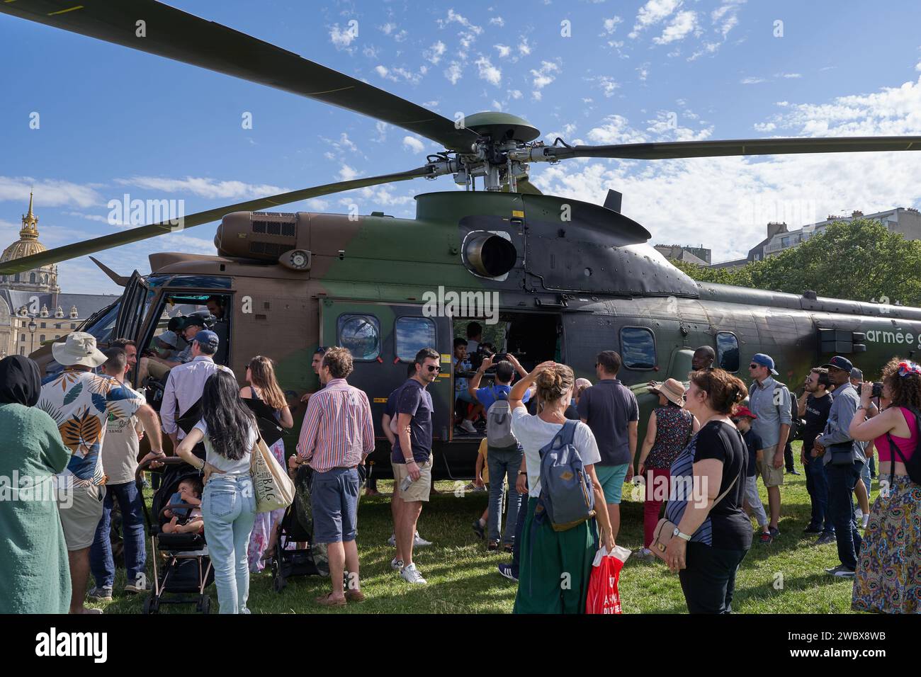 Paris, Frankreich - 14. Juli 2023 - Ausstellung militärischer Ausrüstung nach der Militärparade am Bastille-Tag auf den Champs-Elysées Stockfoto