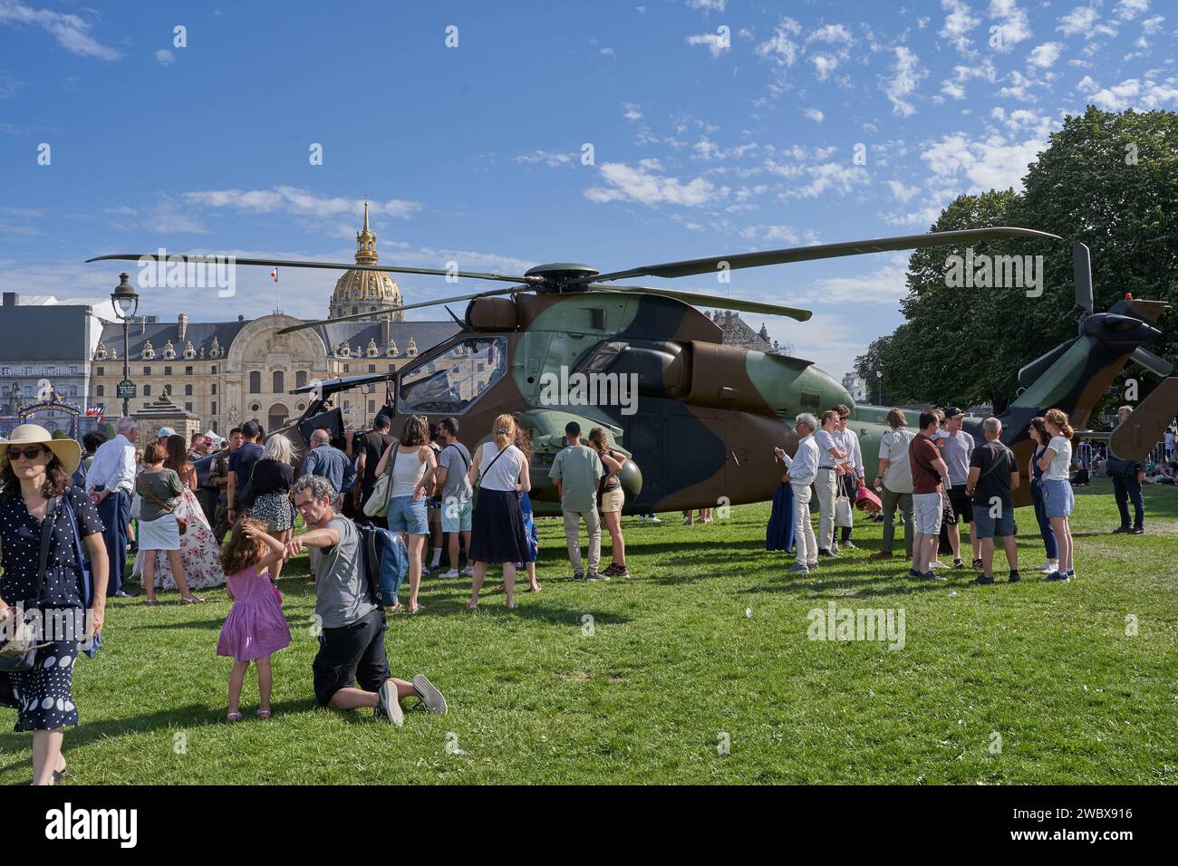 Paris, Frankreich - 14. Juli 2023 - Ausstellung militärischer Ausrüstung nach der Militärparade am Bastille-Tag auf den Champs-Elysées Stockfoto