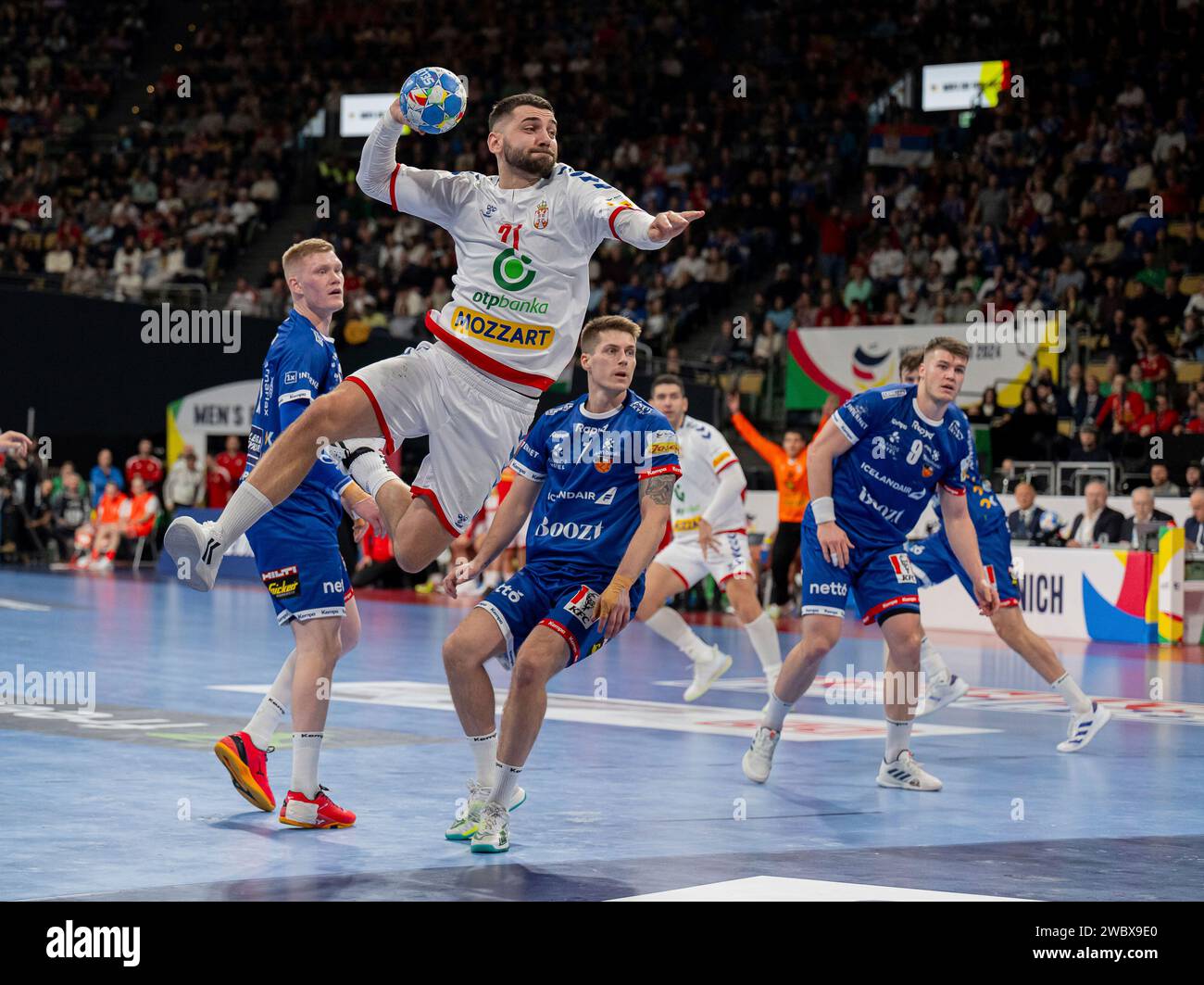 München, Deutschland. Januar 2024. Vanja Ilic (Serbien/Serbien, #21) beim Torwurf. Deutschland, Island vs. Serbien, Handball, Maenner, EHF Euro 2024, Gruppe C, 1. Spieltag, 12.01.2024. Foto: Eibner-Pressefoto/Heike feiner Credit: dpa/Alamy Live News Stockfoto