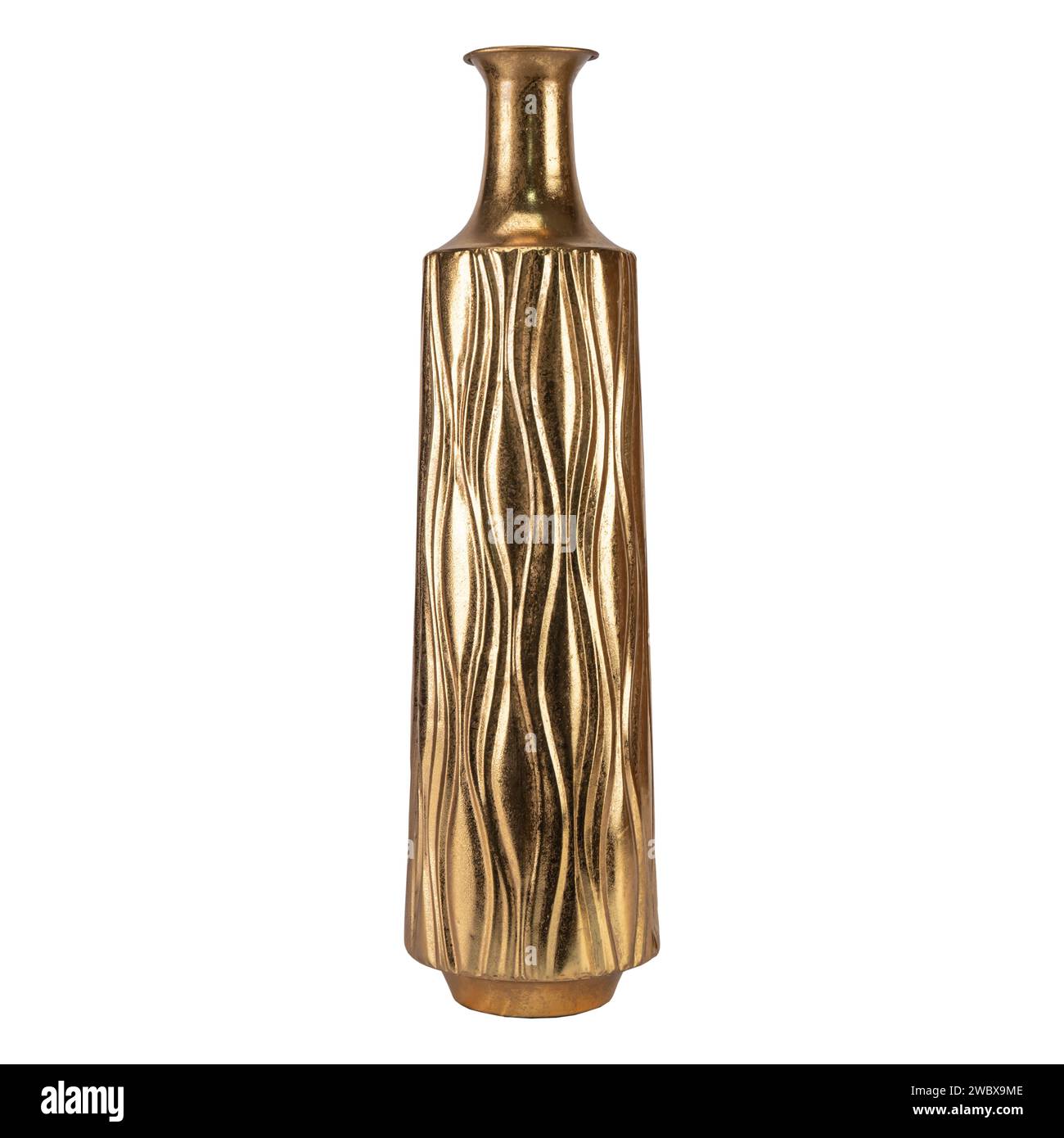 Eine einfache Vintage Vase, handgefertigt mit schlichtem Design aus goldenem Messing, isoliert auf weißem Hintergrund. Goldene Vintage-Vase aus nächster Nähe Stockfoto