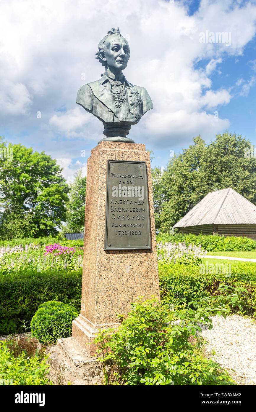 Konchansko-Suworovskoe, Russland - 26. Juli 2022: Denkmal für Generalissimo Alexander Suworow in seinem Anwesen am sonnigen Sommertag. A. Suworow (1730-1 Stockfoto