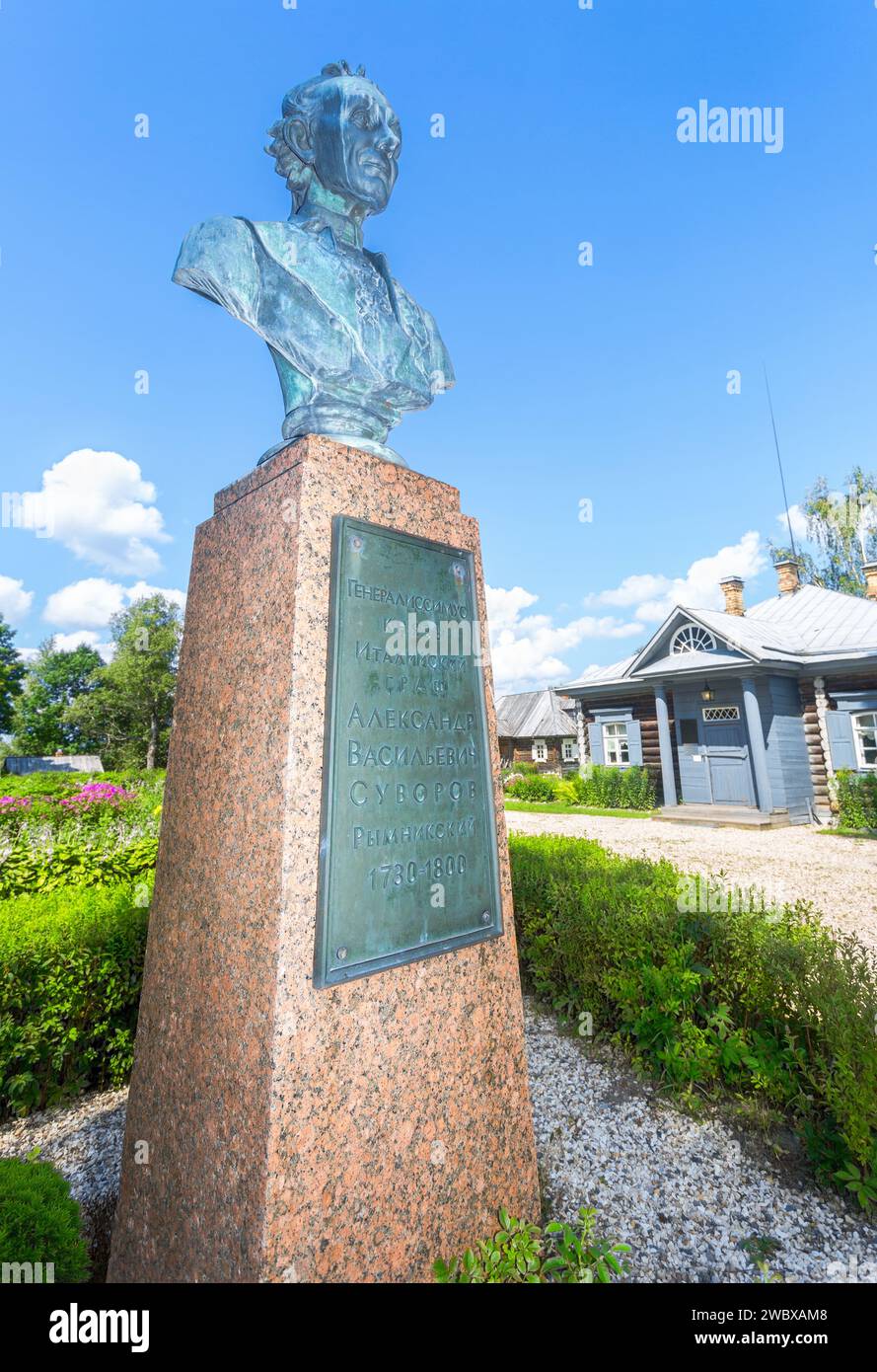 Konchansko-Suworovskoe, Russland - 26. Juli 2022: Denkmal für Generalissimo Alexander Suworow in seinem Anwesen am sonnigen Sommertag. A. Suworow (1730-1 Stockfoto