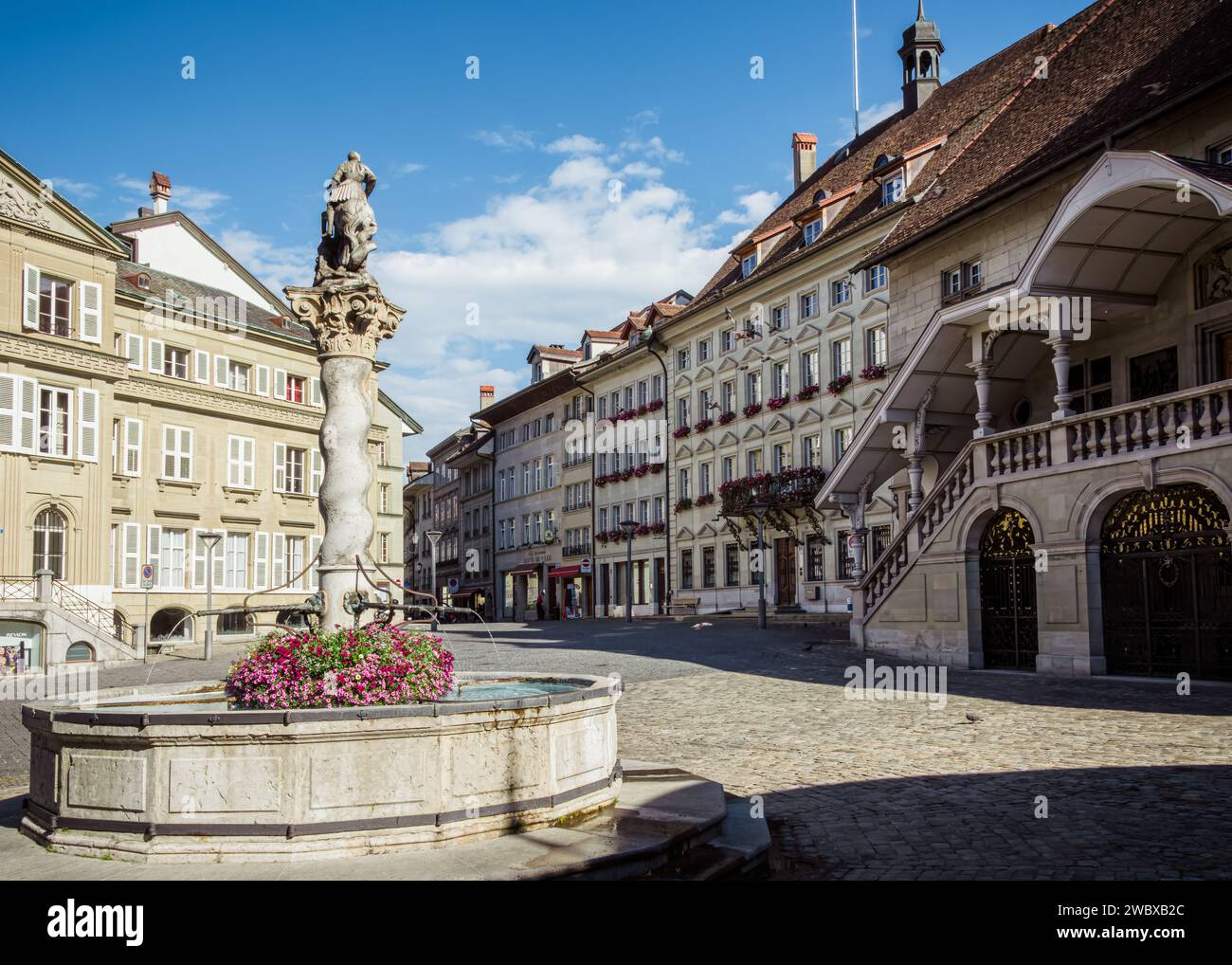 Sonniger Nachmittag am Place L'Hotel de la Ville, Freiburg (Schweiz) Stockfoto