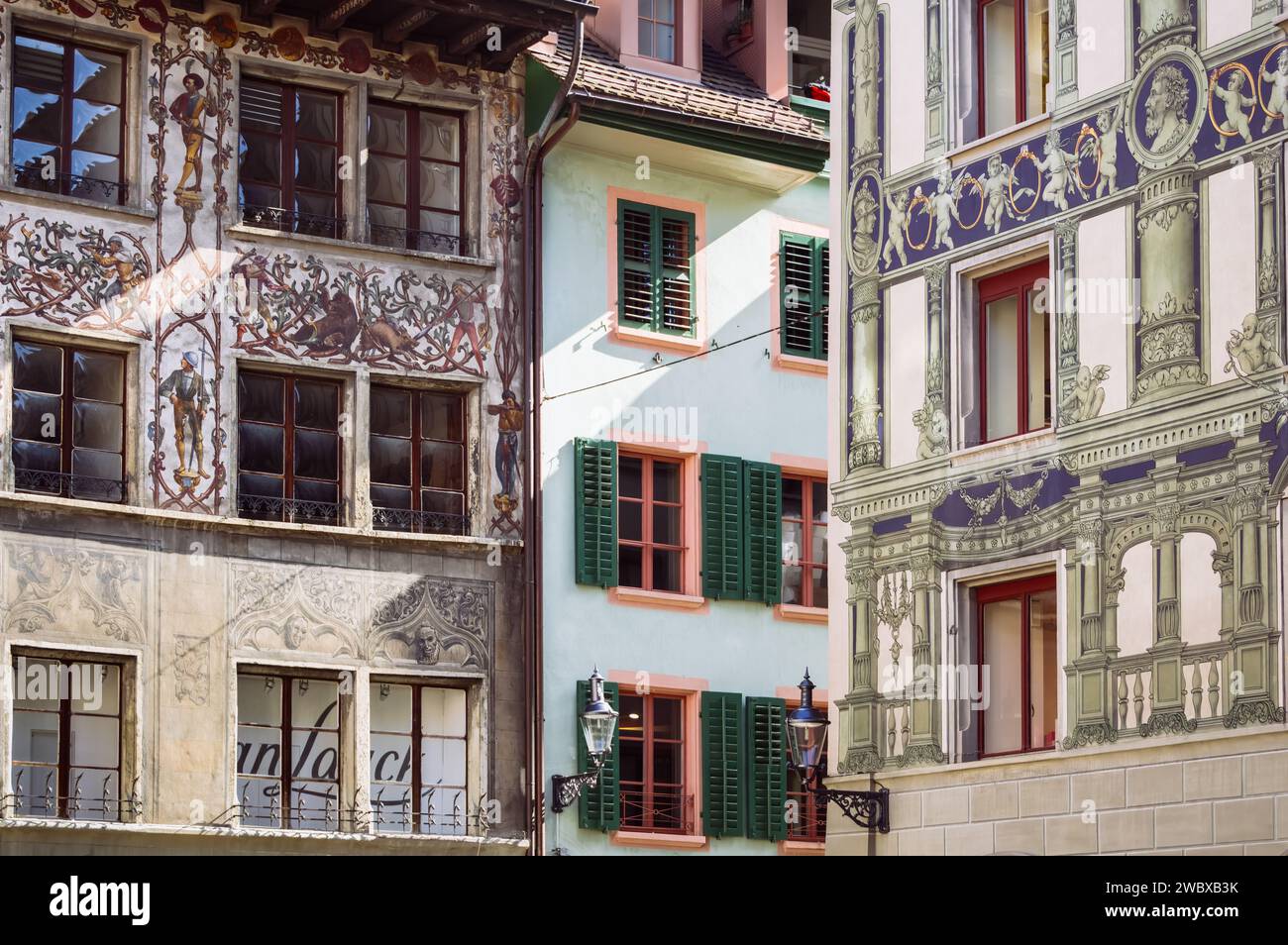 Die bunt bemalten Fassaden der Luzerner Innenstadt (Schweiz) Stockfoto